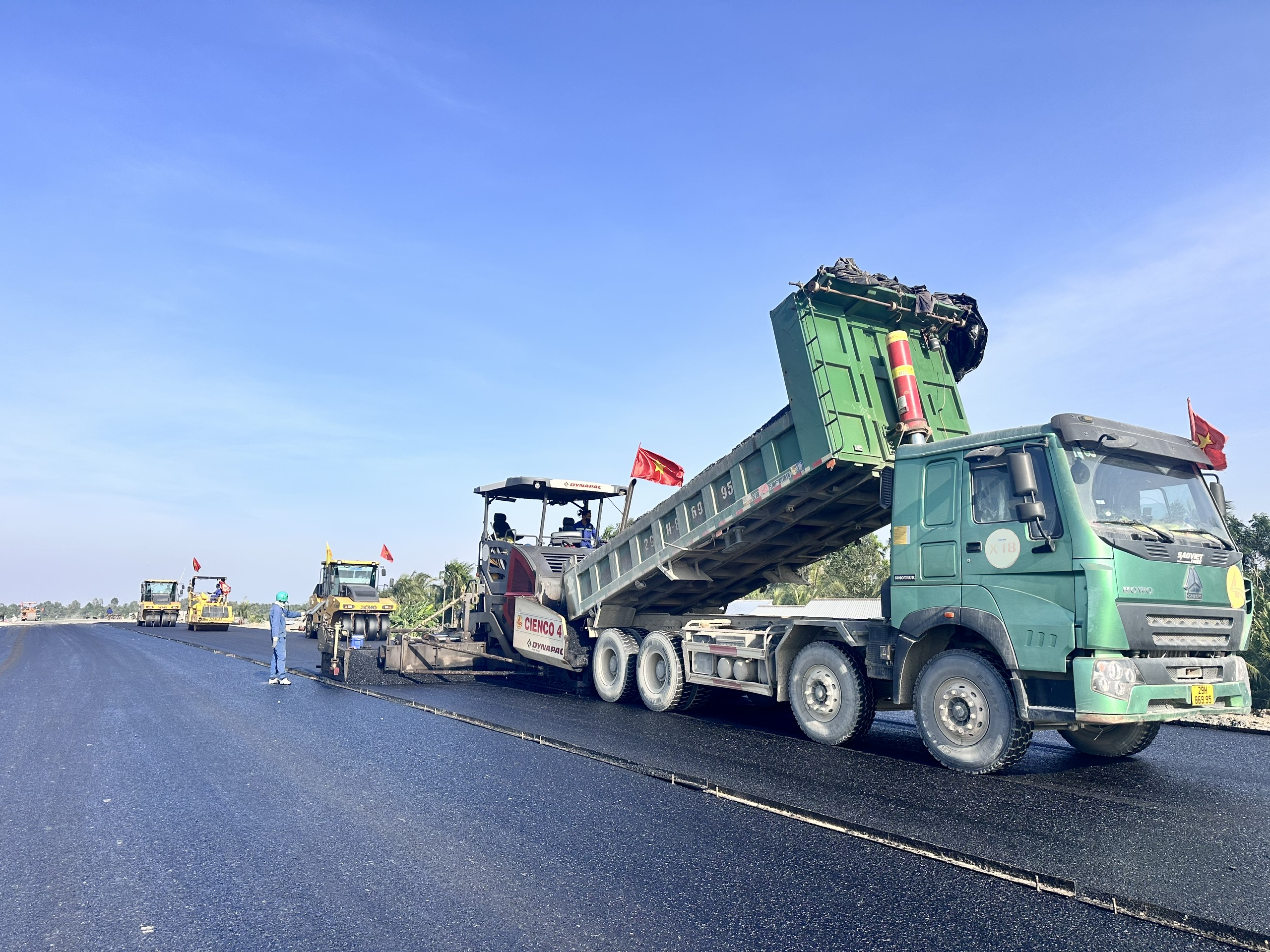 Cienco4 bứt tốc về đ&iacute;ch tr&ecirc;n c&ocirc;ng trường cao tốc Hậu Giang - C&agrave; Mau- Ảnh 1.