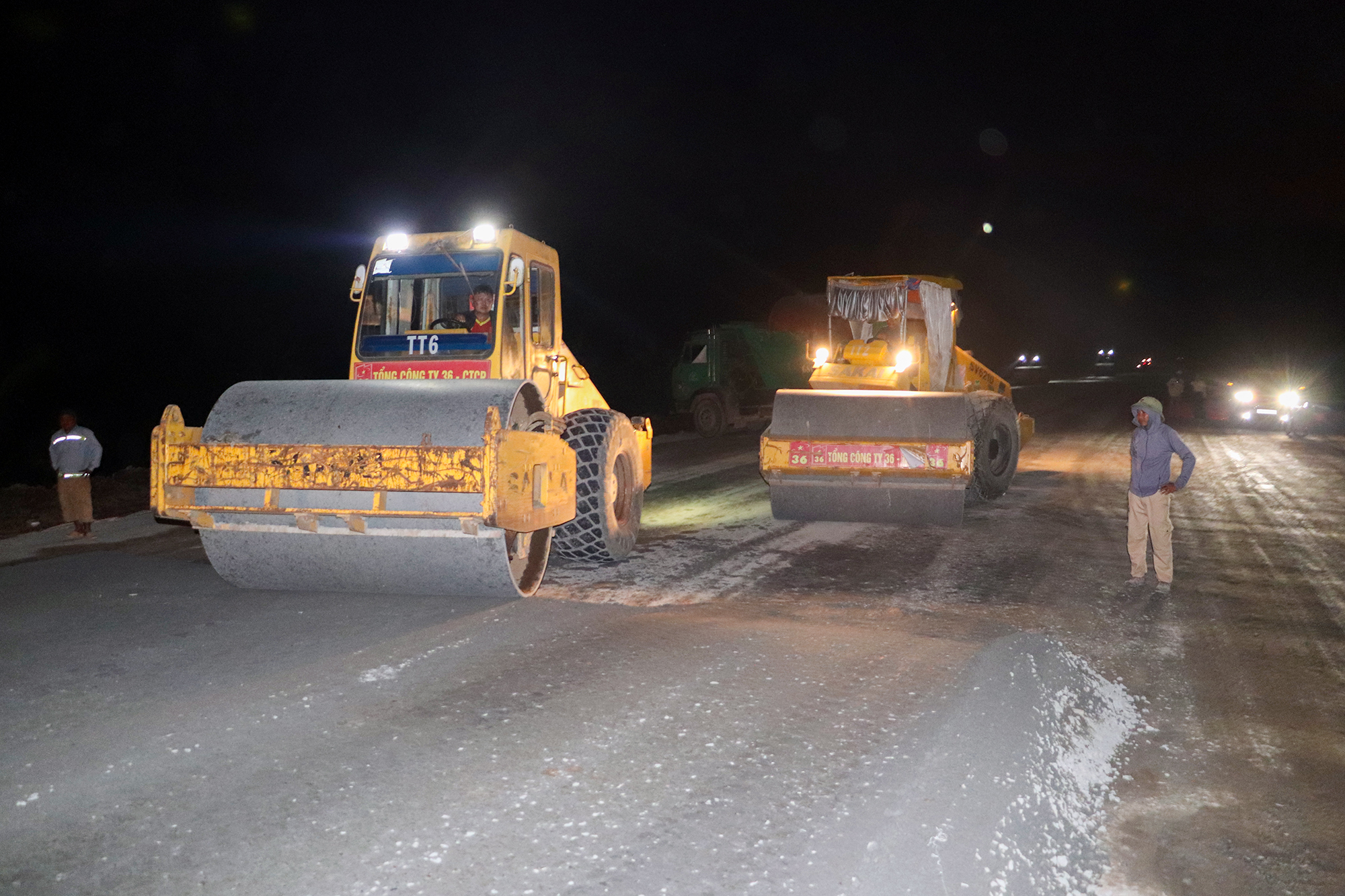 Thâu đêm bám công trường, quyết đưa cao tốc Cần Thơ - Cà Mau cán đích dịp 19/12- Ảnh 2. Thâu đêm bám công trường, quyết đưa cao tốc Cần Thơ - Cà Mau cán đích dịp 19/12- Ảnh 2.