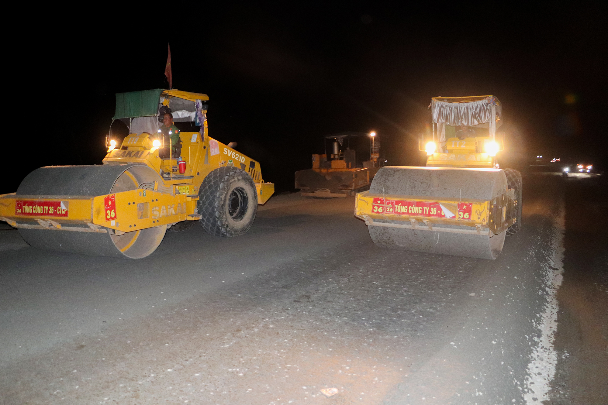Thâu đêm bám công trường, quyết đưa cao tốc Cần Thơ - Cà Mau cán đích dịp 19/12- Ảnh 4. Thâu đêm bám công trường, quyết đưa cao tốc Cần Thơ - Cà Mau cán đích dịp 19/12- Ảnh 4.