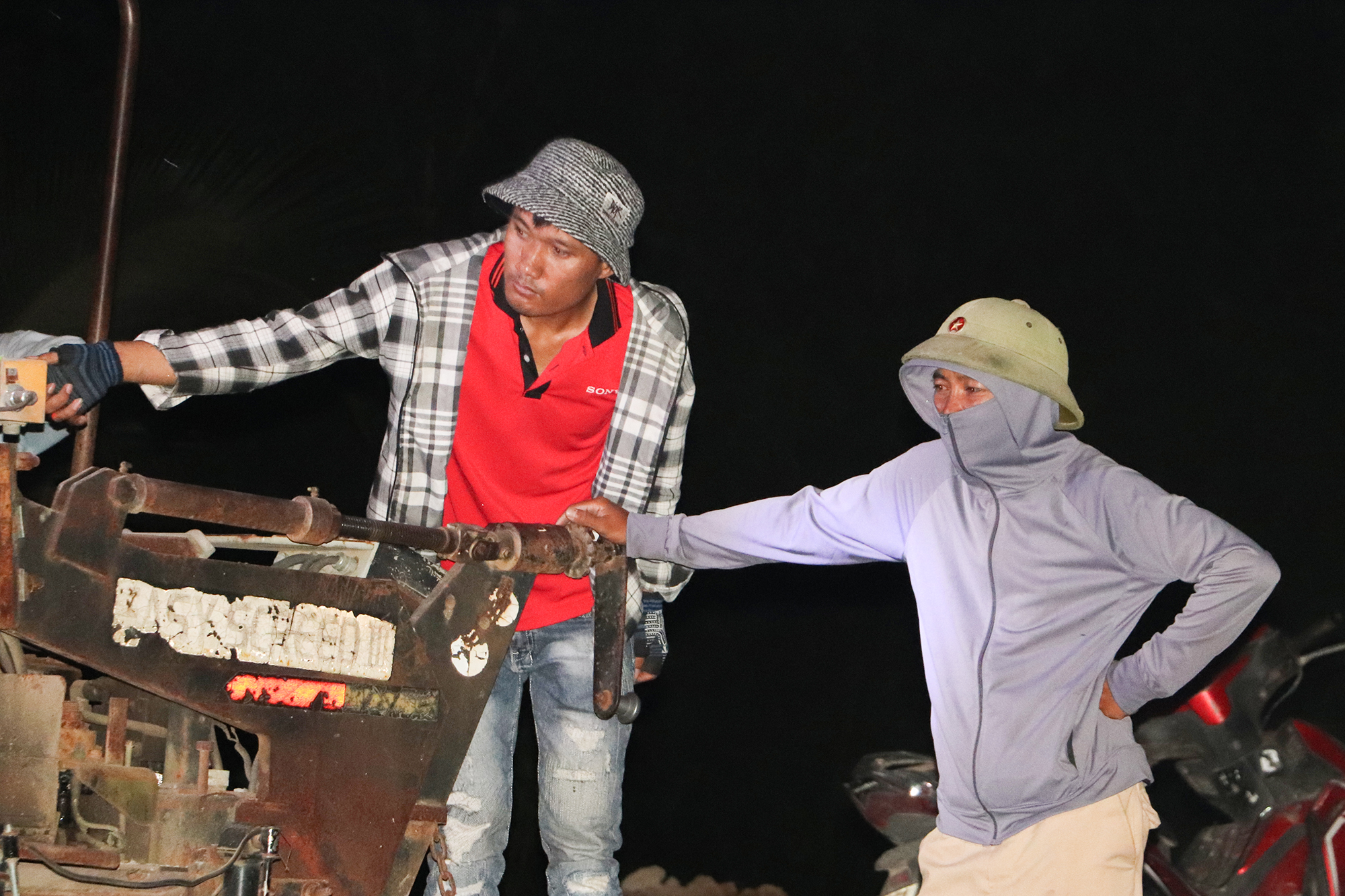 Thâu đêm bám công trường, quyết đưa cao tốc Cần Thơ - Cà Mau cán đích dịp 19/12- Ảnh 6. Thâu đêm bám công trường, quyết đưa cao tốc Cần Thơ - Cà Mau cán đích dịp 19/12- Ảnh 6.