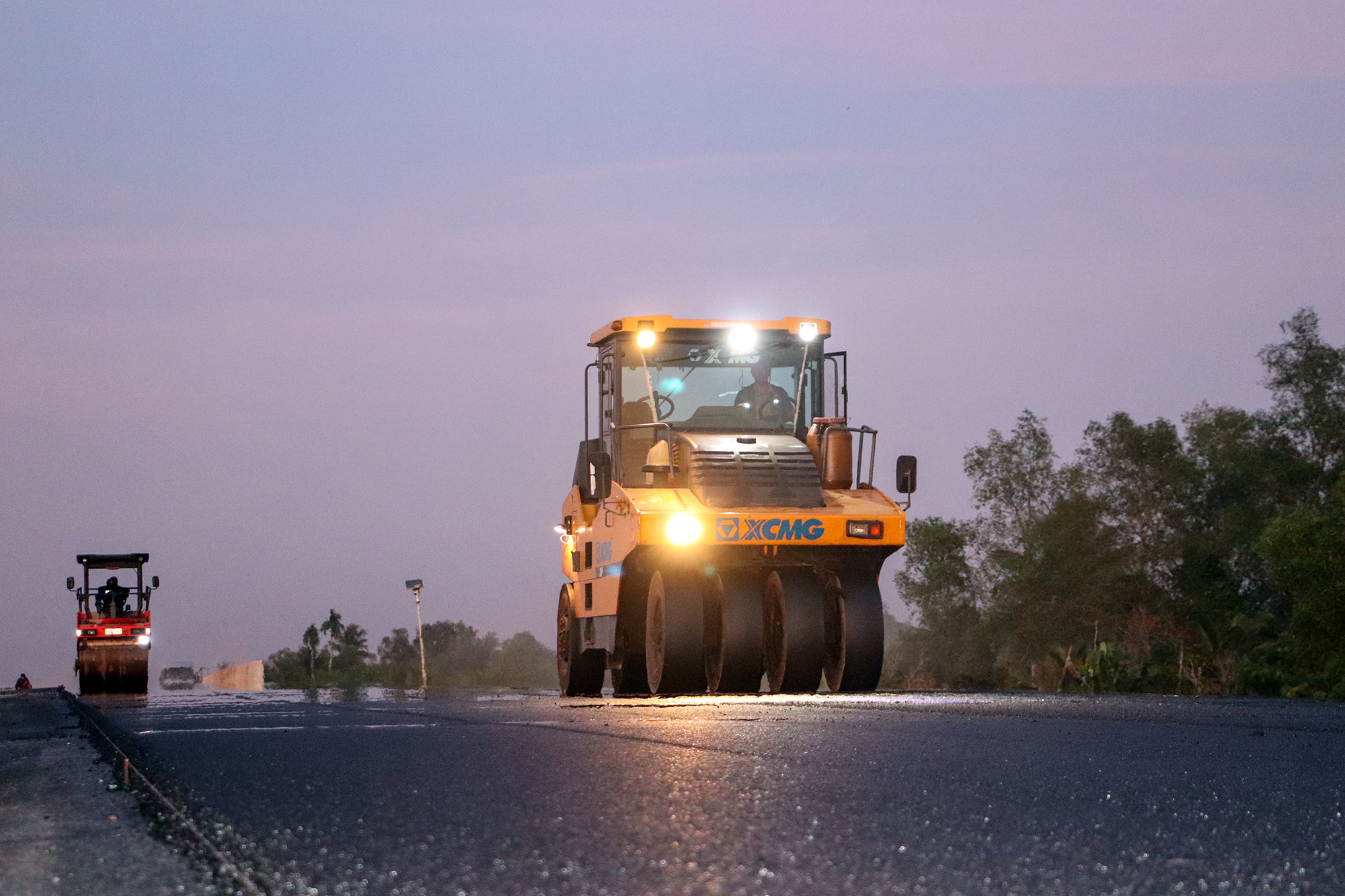 Thâu đêm bám công trường, quyết đưa cao tốc Cần Thơ - Cà Mau cán đích dịp 19/12- Ảnh 7. Thâu đêm bám công trường, quyết đưa cao tốc Cần Thơ - Cà Mau cán đích dịp 19/12- Ảnh 7.