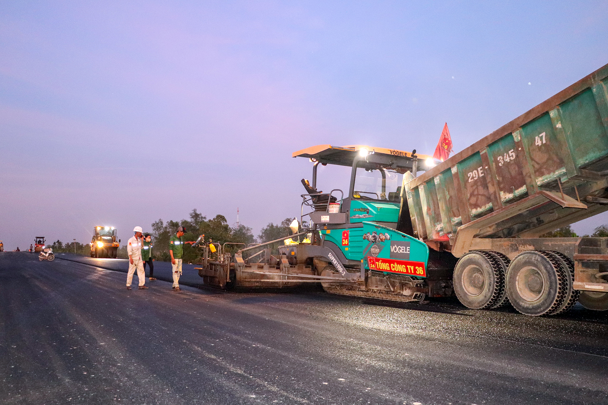 Thâu đêm bám công trường, quyết đưa cao tốc Cần Thơ - Cà Mau cán đích dịp 19/12- Ảnh 1. Thâu đêm bám công trường, quyết đưa cao tốc Cần Thơ - Cà Mau cán đích dịp 19/12- Ảnh 1.