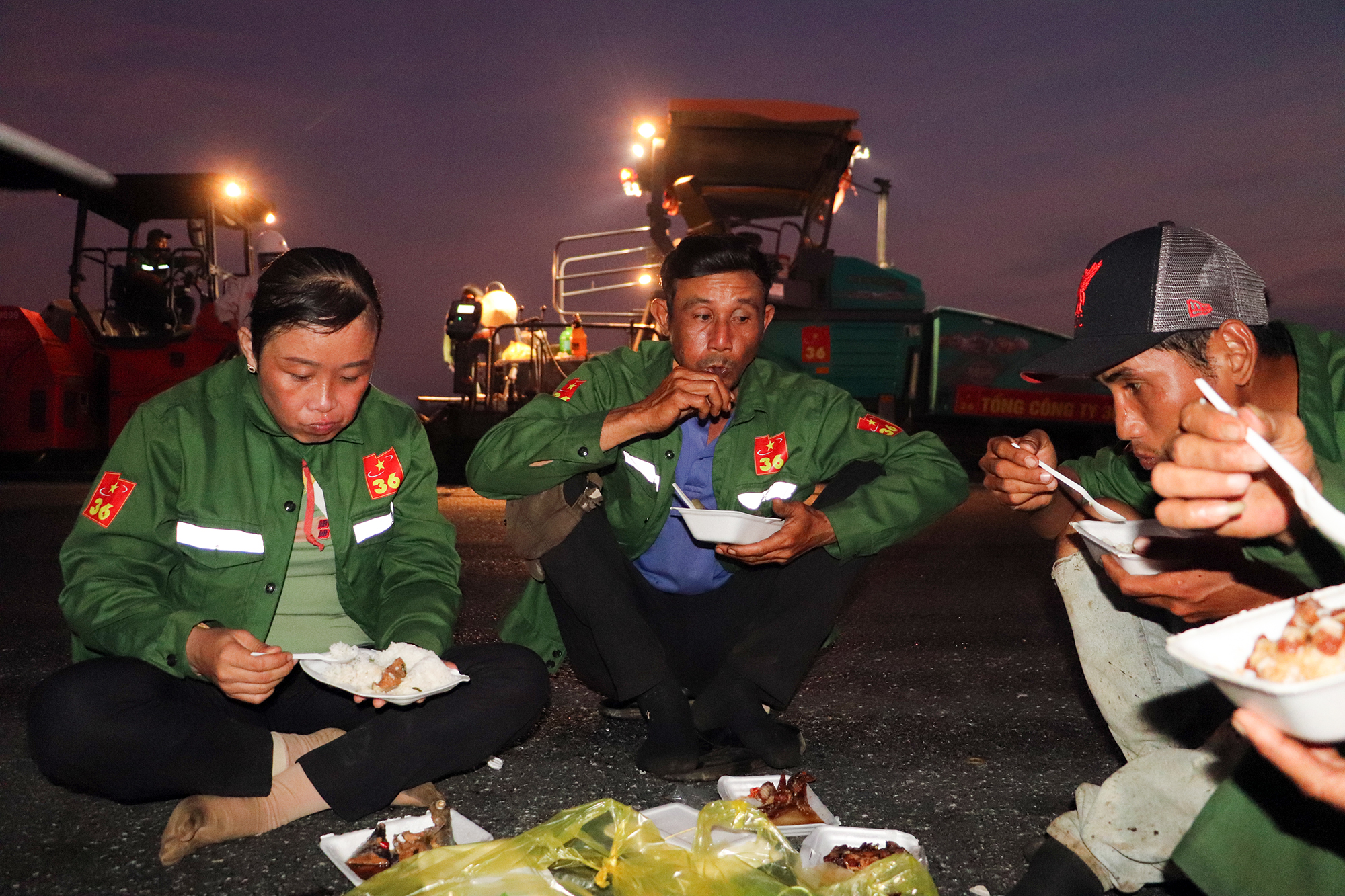 Thâu đêm bám công trường, quyết đưa cao tốc Cần Thơ - Cà Mau cán đích dịp 19/12- Ảnh 5. Thâu đêm bám công trường, quyết đưa cao tốc Cần Thơ - Cà Mau cán đích dịp 19/12- Ảnh 5.