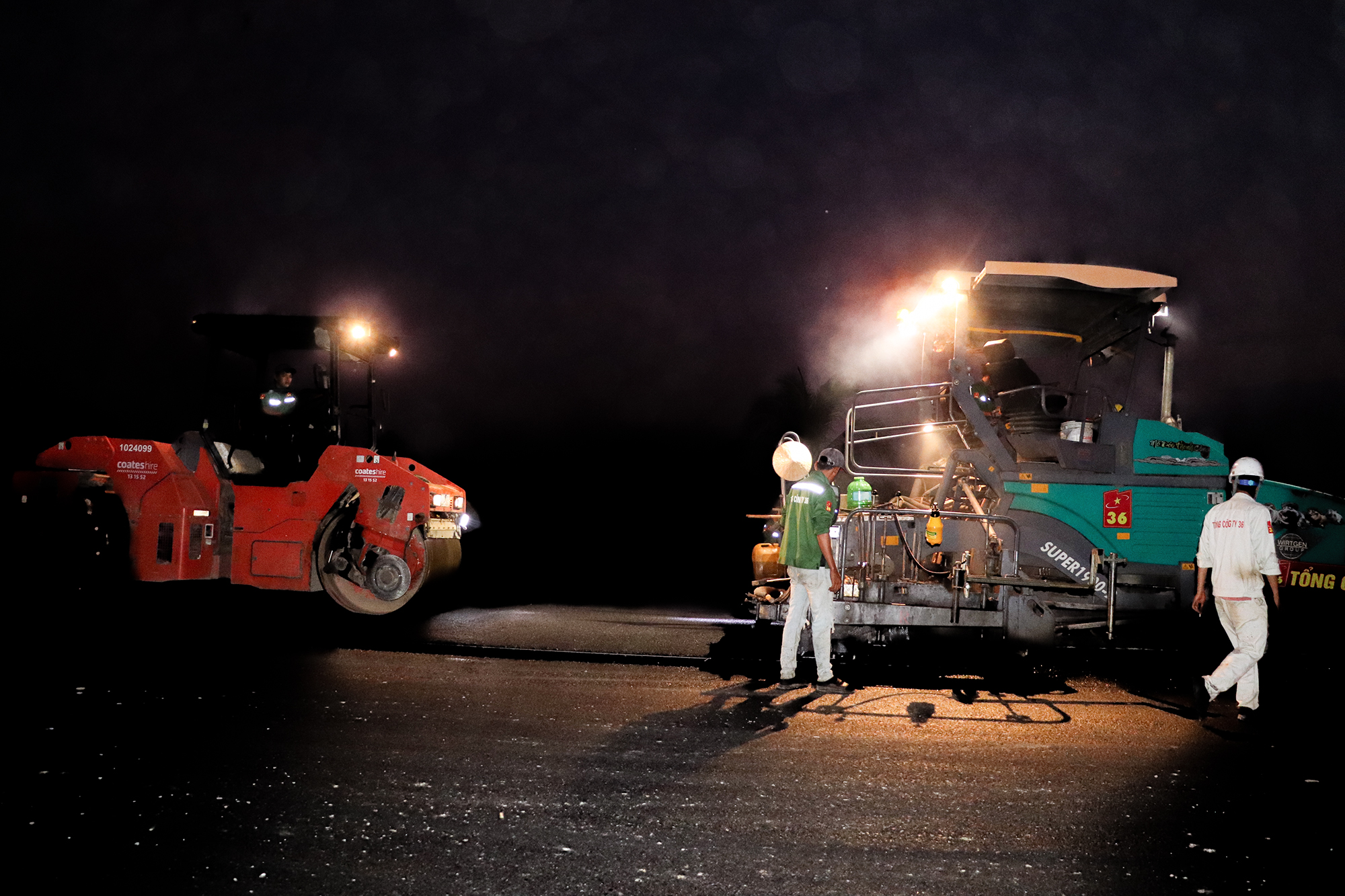 Thâu đêm bám công trường, quyết đưa cao tốc Cần Thơ - Cà Mau cán đích dịp 19/12- Ảnh 3. Thâu đêm bám công trường, quyết đưa cao tốc Cần Thơ - Cà Mau cán đích dịp 19/12- Ảnh 3.