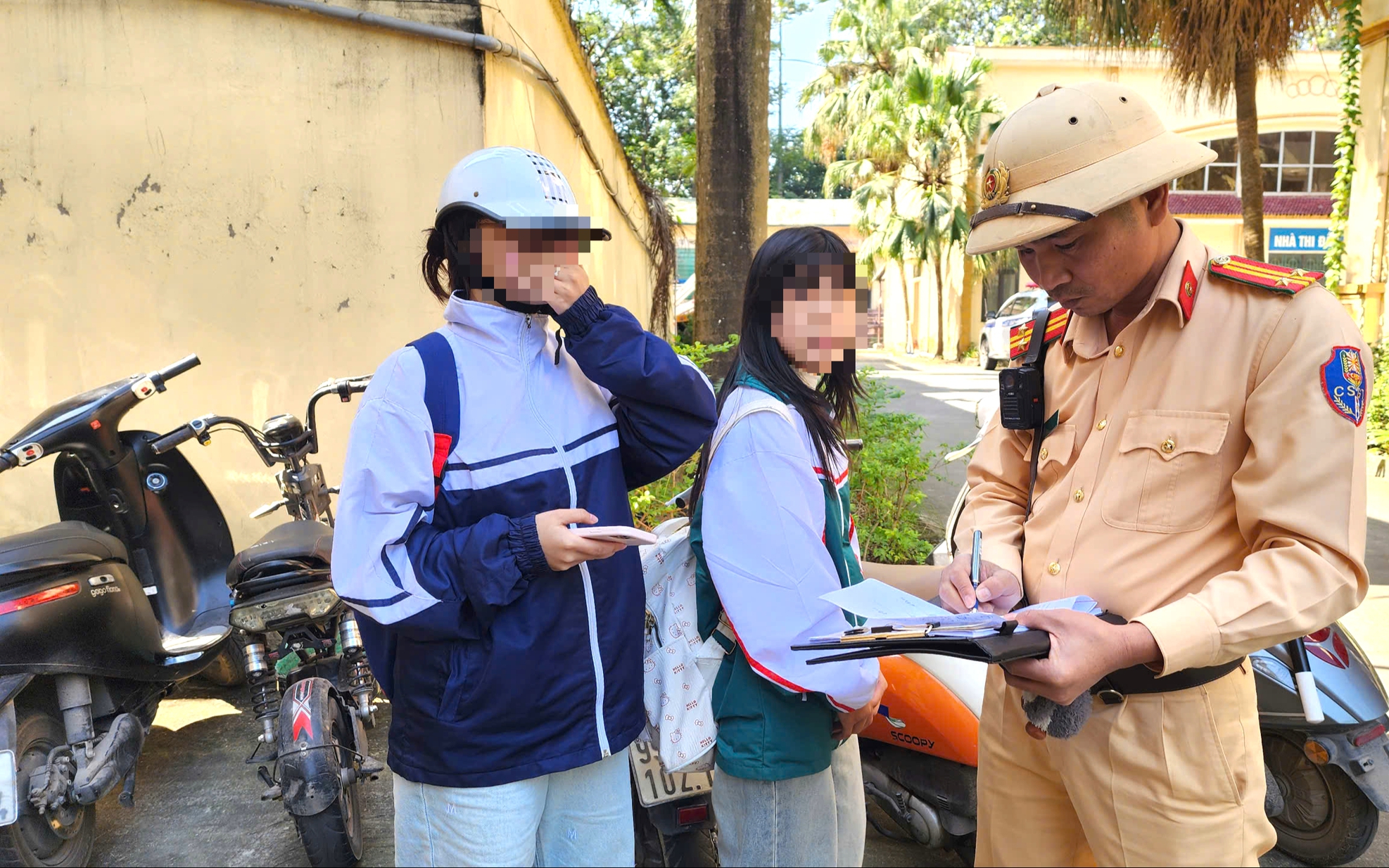 Quảng Ninh: Xử l&yacute; trường hợp để trẻ 6 tuổi điều khiển xe m&aacute;y điện- Ảnh 3.