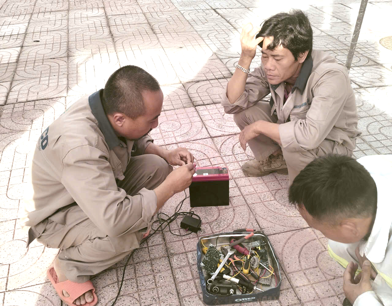 H&agrave; Tĩnh khẩn trương khắc phục đ&egrave;n giao th&ocirc;ng hư hỏng sau mưa b&atilde;o- Ảnh 3.