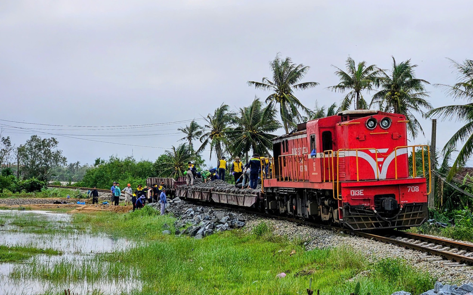 Hơn 100 đo&agrave;n t&agrave;u Bắc - Nam ngừng chạy do ảnh hưởng mưa lũ, thiệt hại gần 50 tỷ đồng