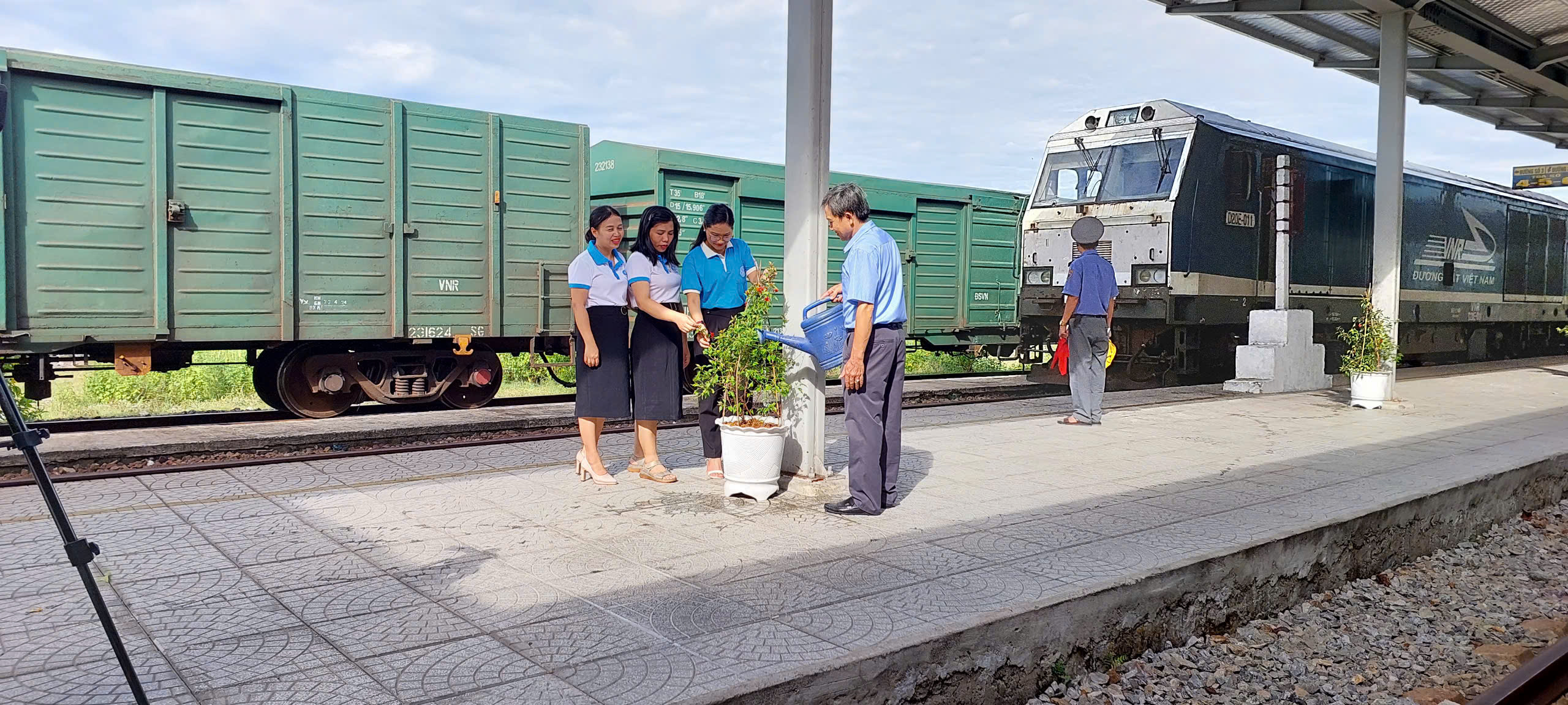 Phong trào "đường tàu - đường hoa" kết hợp tuyên truyền, nâng cao nhận thức ATGT đường sắt- Ảnh 1.