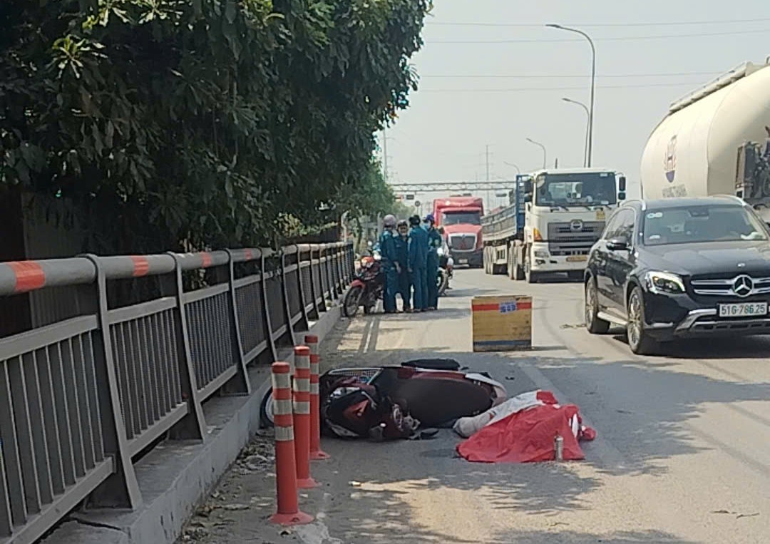 TP.HCM: Truy t&igrave;m &ocirc; t&ocirc; c&aacute;n thanh ni&ecirc;n đi xe m&aacute;y tử vong- Ảnh 1.
