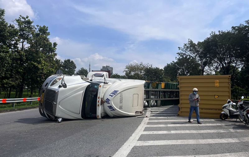 Hiện trường xe container bị lật tr&ecirc;n xa lộ H&agrave; Nội.