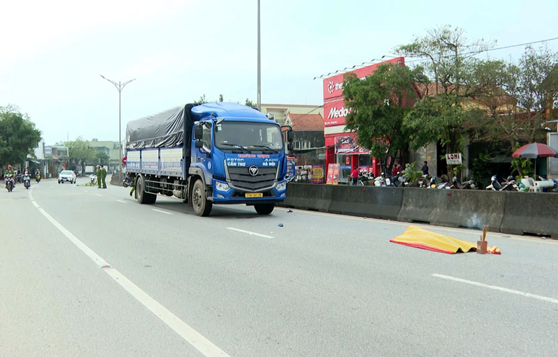 Hiện trường vụ tai nạn khiến b&agrave; T tử vong tại chỗ - Ảnh: H&ugrave;ng Trần.