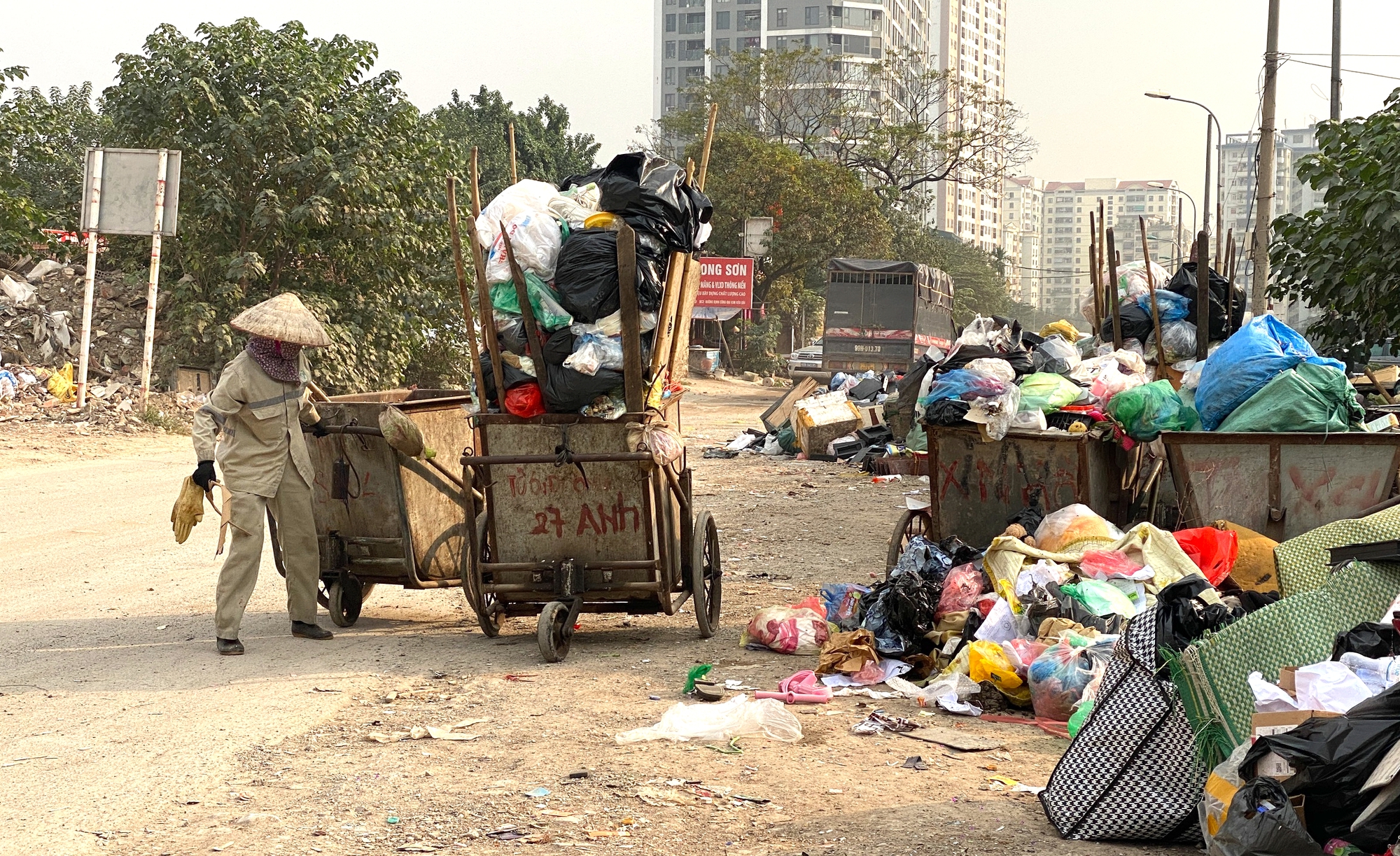 H&agrave; Nội: Đường Nguyễn Cảnh Dị k&eacute;o d&agrave;i sắp tho&aacute;t cảnh nắng bụi, mưa lầy- Ảnh 2.