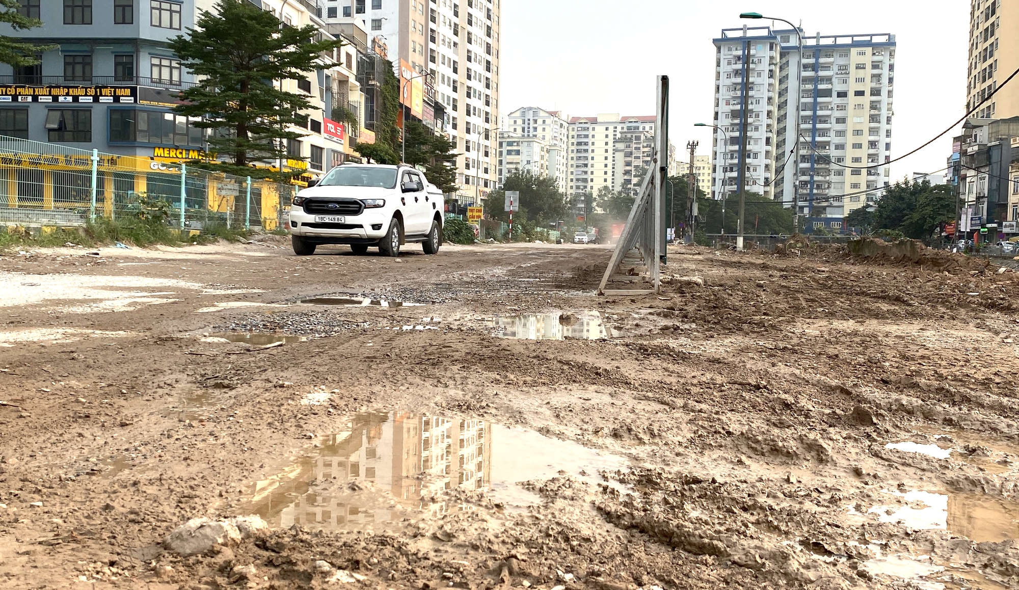 H&agrave; Nội: Đường Nguyễn Cảnh Dị k&eacute;o d&agrave;i sắp tho&aacute;t cảnh nắng bụi, mưa lầy- Ảnh 1.