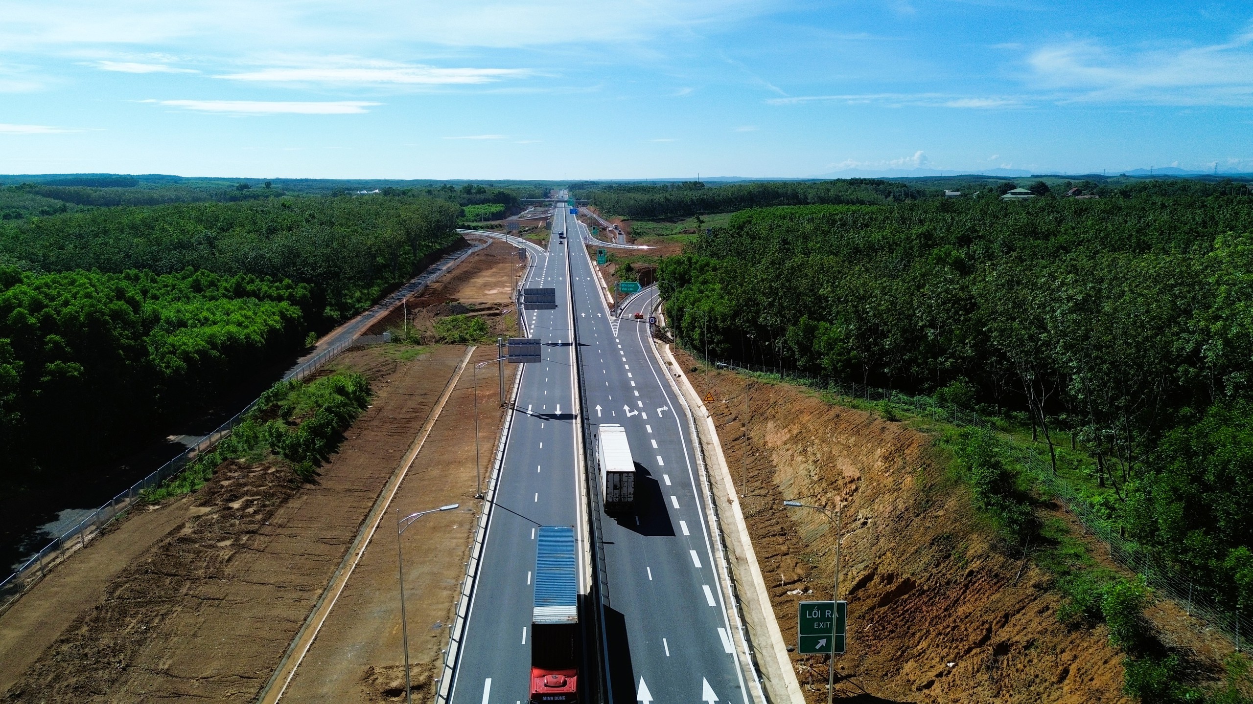 Quảng Trị: Đẩy tiến độ c&ocirc;ng tr&igrave;nh trọng điểm, khai th&aacute;c hiệu quả kh&ocirc;ng gian ph&aacute;t triển mới- Ảnh 3.