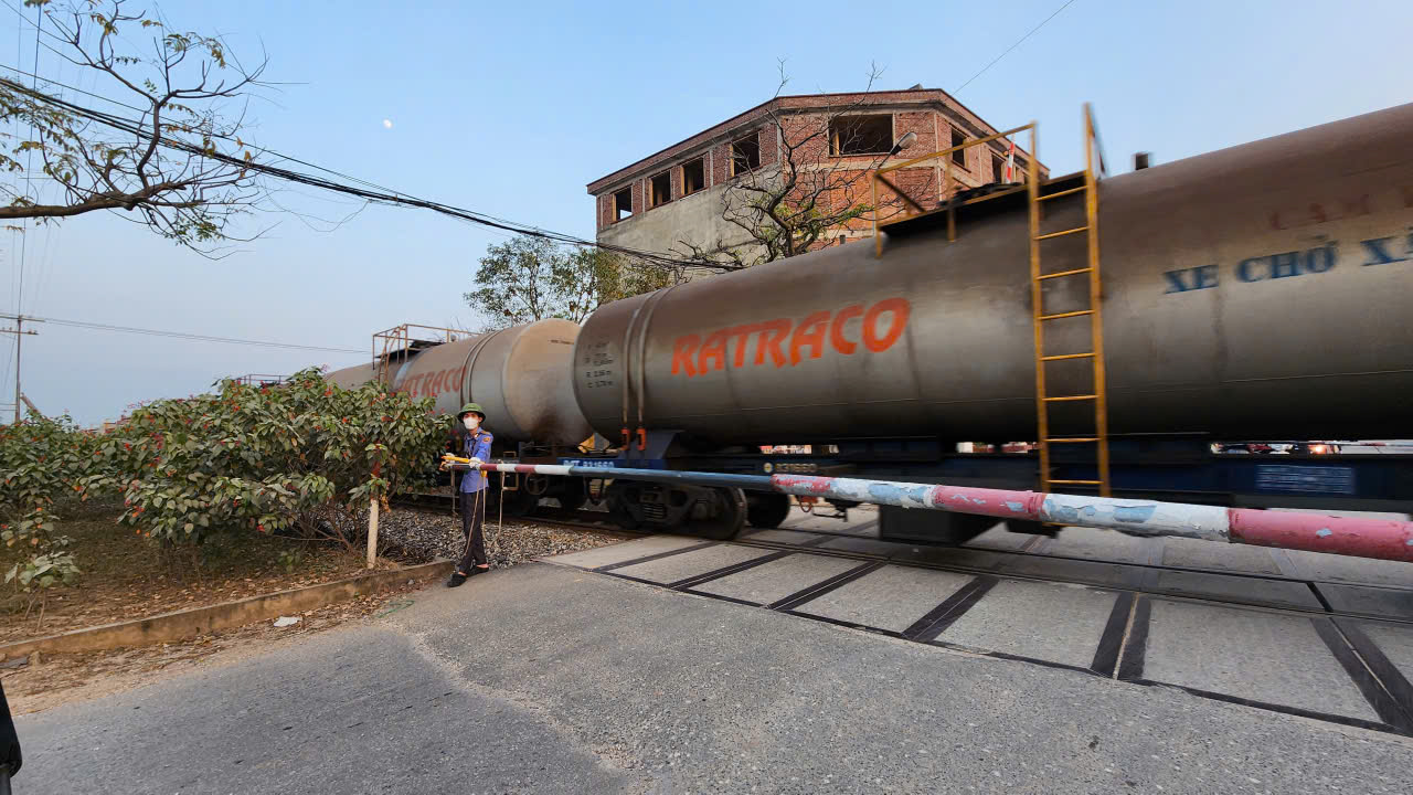 Đồng bộ nhiều giải ph&aacute;p, Ph&uacute; Thọ quyết giảm tai nạn đường sắt- Ảnh 3.