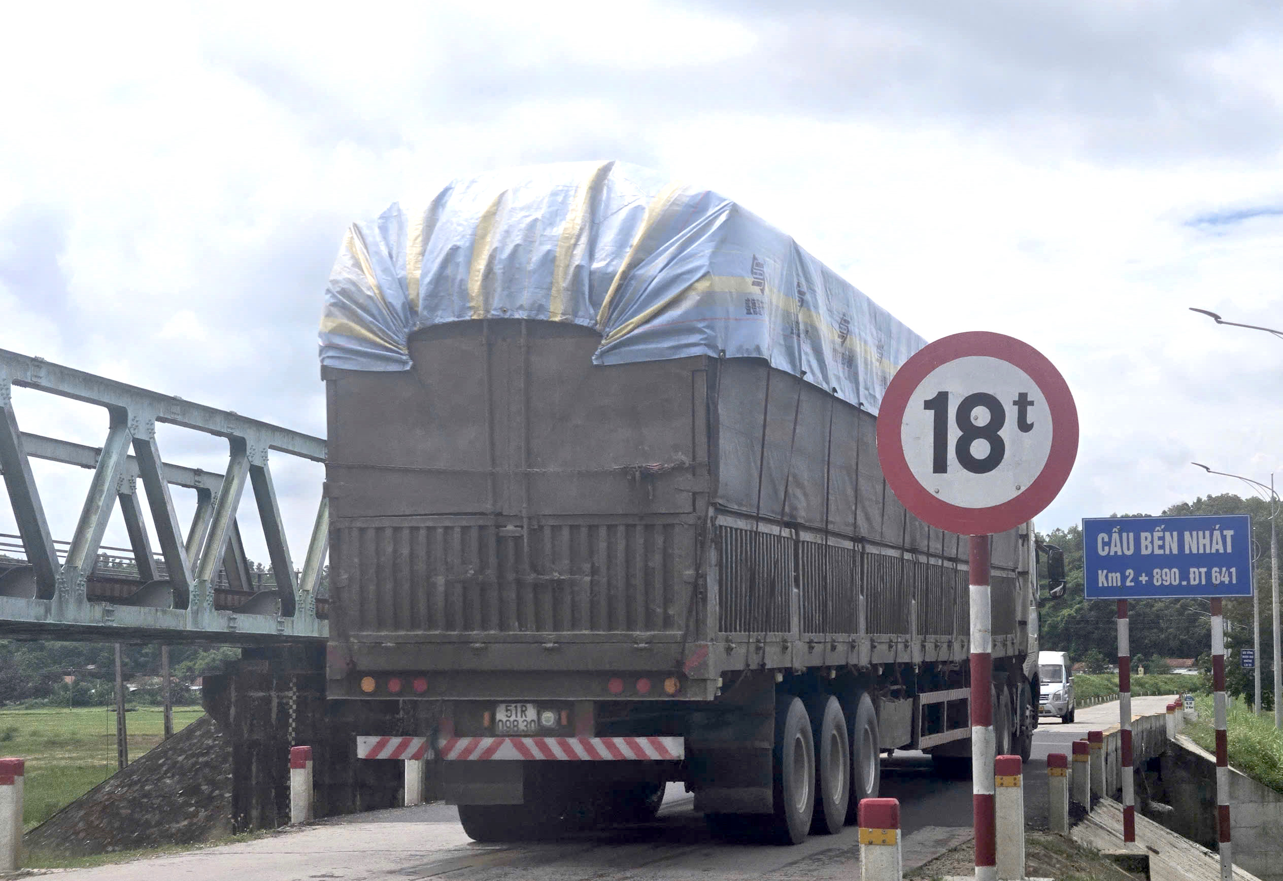 CSGT Đắk Lắk xử l&yacute; h&agrave;ng loạt xe qu&aacute; tải qua cầu yếu sau phản &aacute;nh của B&aacute;o X&acirc;y dựng- Ảnh 2.