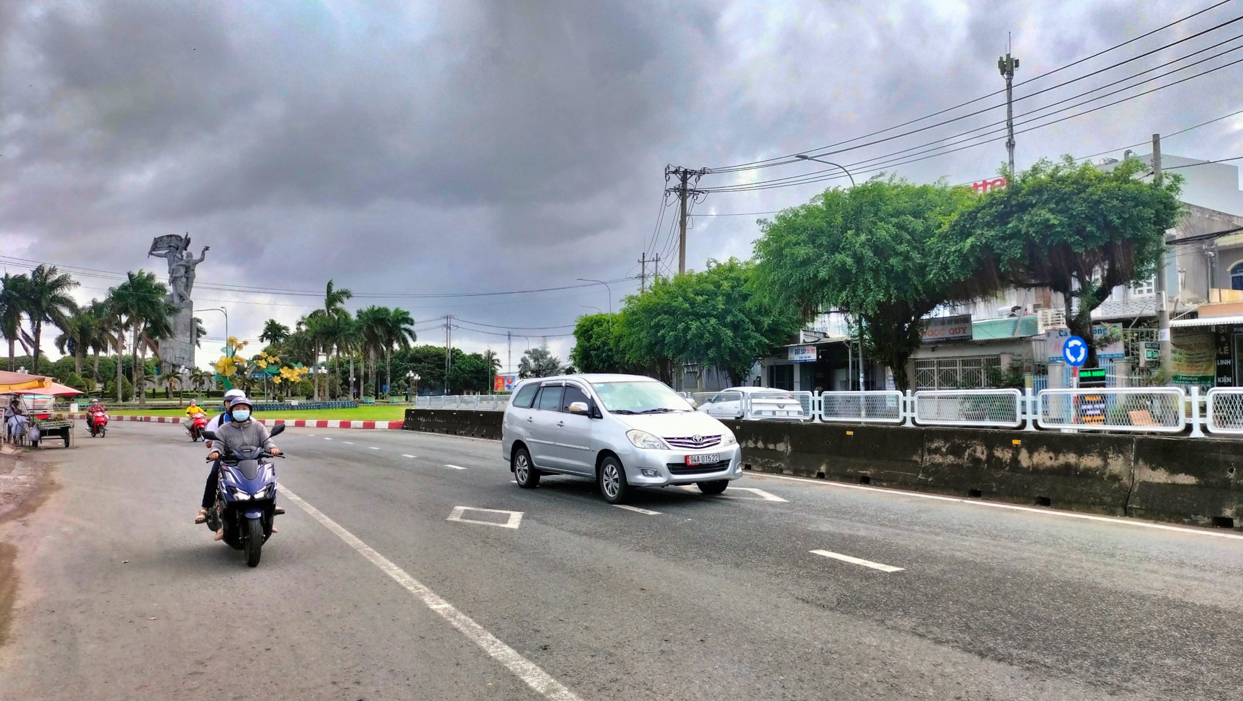 Lắp đặt tấm chống lóa trên dải phân cách cứng dọc quốc lộ 1 qua Cà Mau- Ảnh 2. Lắp đặt tấm chống lóa trên dải phân cách cứng dọc quốc lộ 1 qua Cà Mau- Ảnh 2.