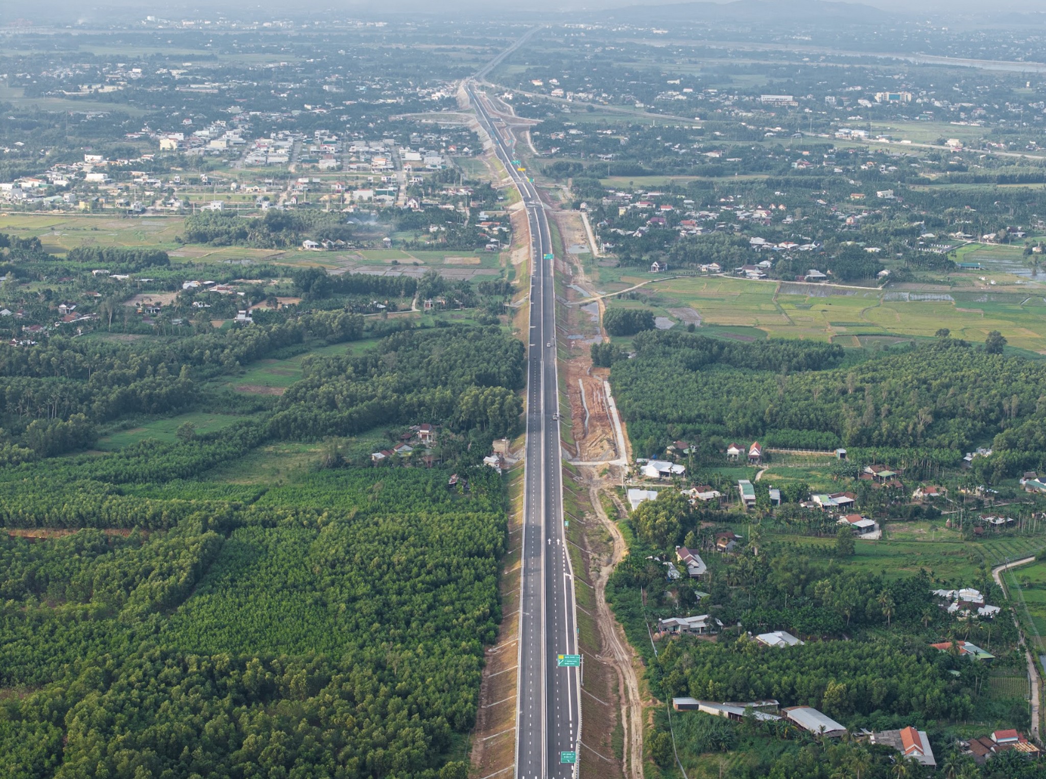 Cận cảnh 88km cao tốc qua Quảng Ng&atilde;i, Gia Lai sắp kh&aacute;nh th&agrave;nh- Ảnh 1.