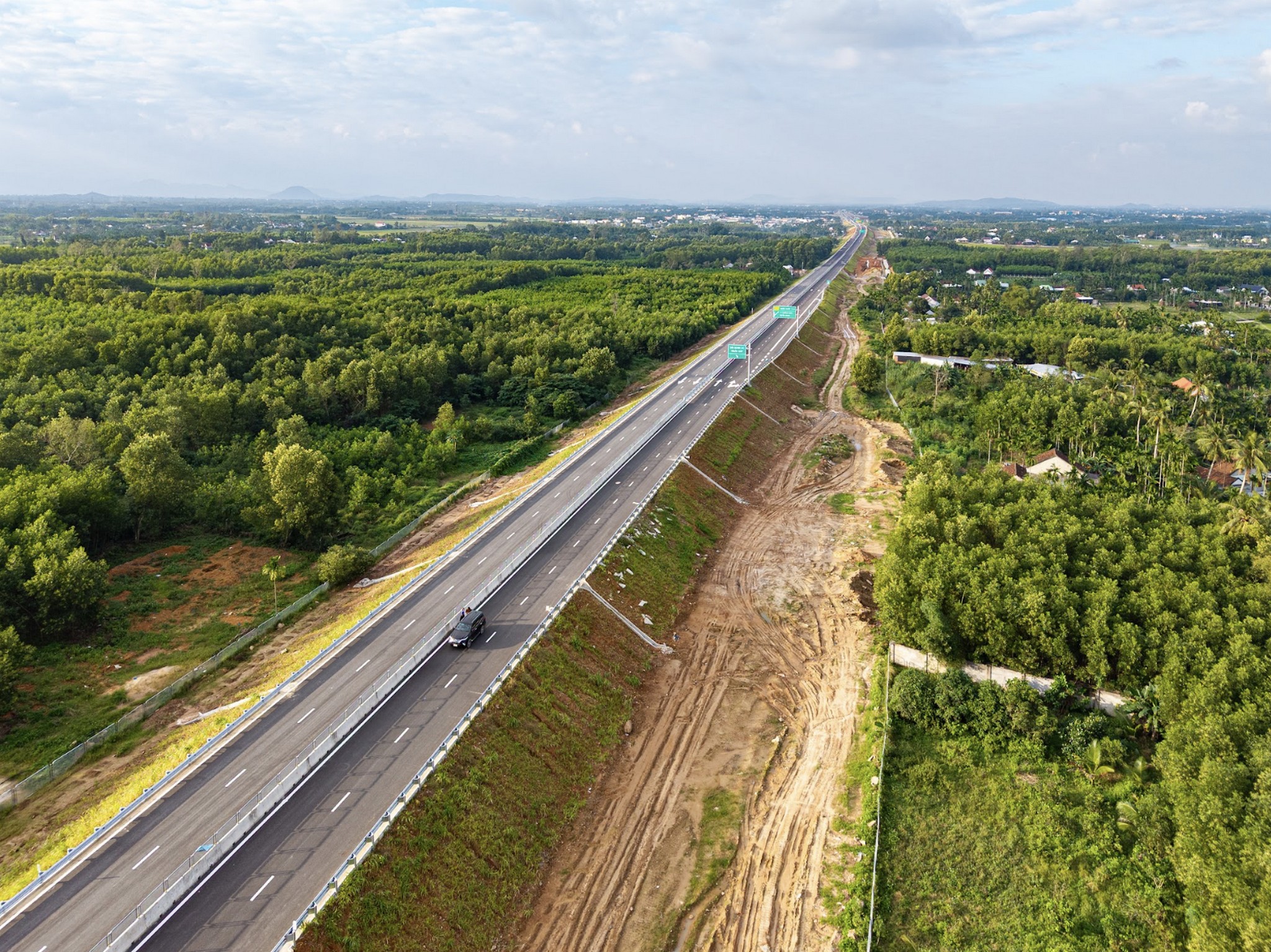 Cận cảnh 88km cao tốc qua Quảng Ng&atilde;i, Gia Lai sắp kh&aacute;nh th&agrave;nh- Ảnh 13.