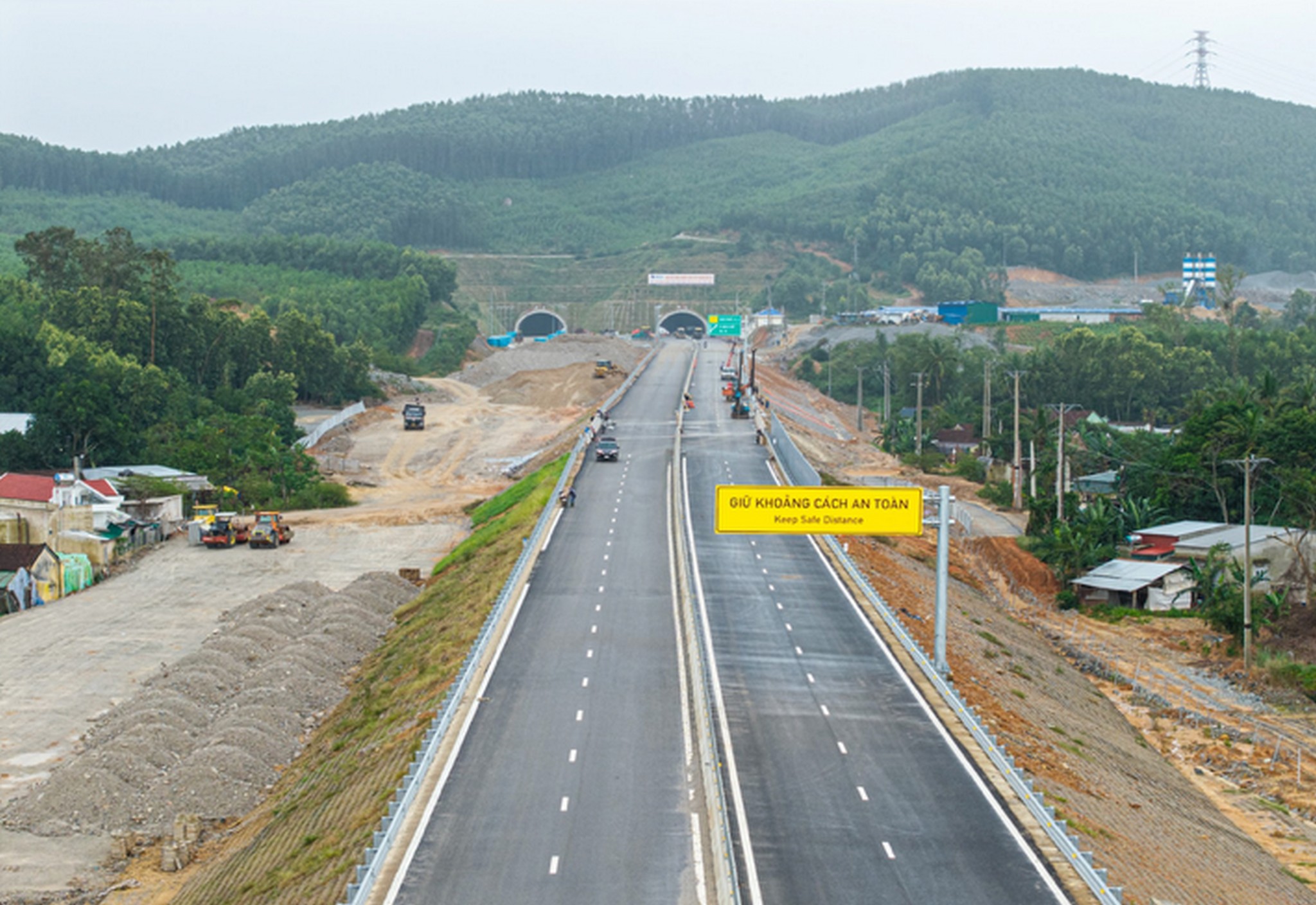 Cận cảnh 88km cao tốc qua Quảng Ng&atilde;i, Gia Lai sắp kh&aacute;nh th&agrave;nh- Ảnh 4.