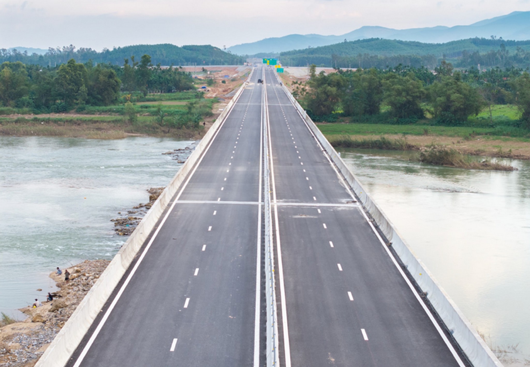 Cận cảnh 88km cao tốc qua Quảng Ng&atilde;i, Gia Lai sắp kh&aacute;nh th&agrave;nh- Ảnh 7.