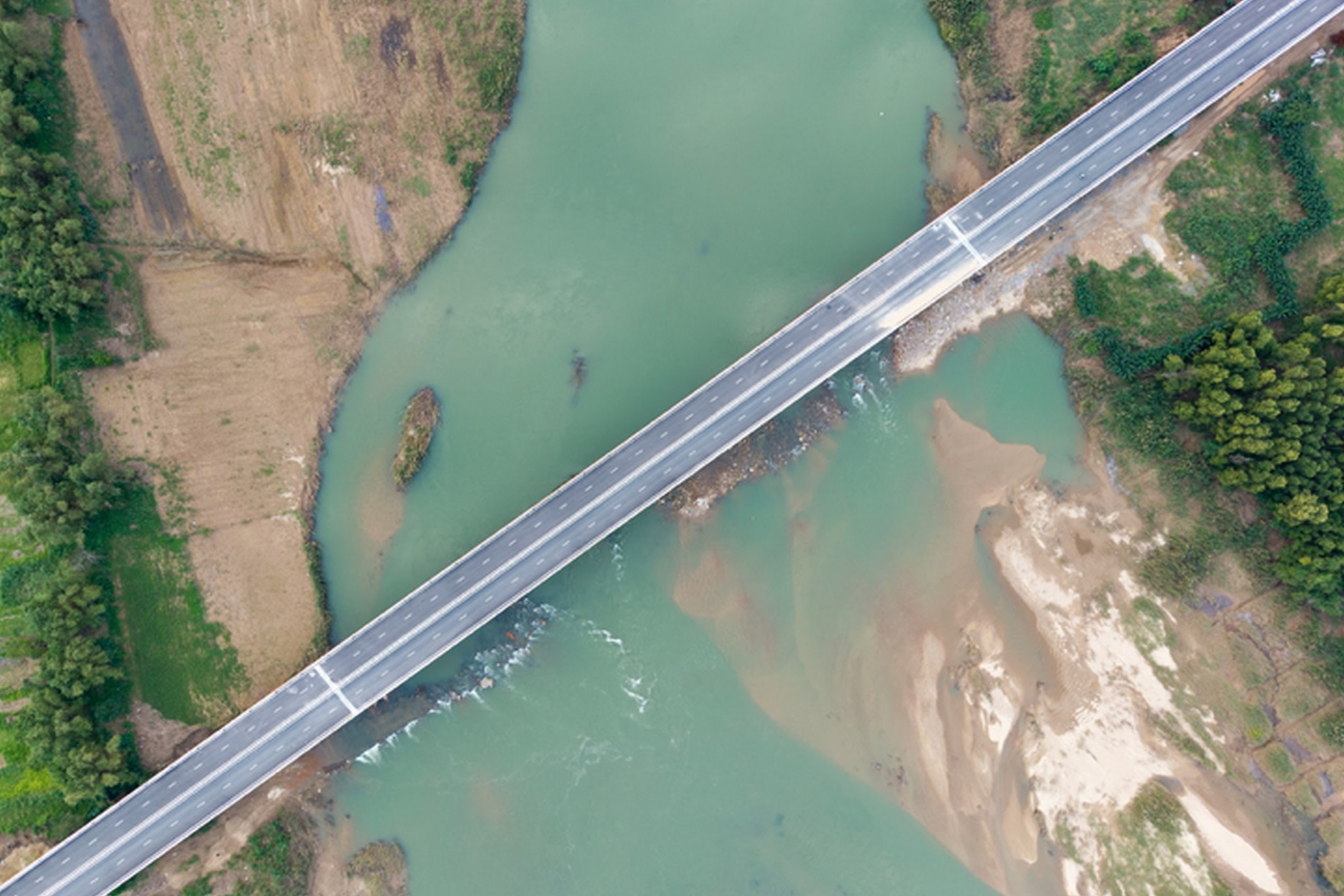 Cận cảnh 88km cao tốc qua Quảng Ng&atilde;i, Gia Lai sắp kh&aacute;nh th&agrave;nh- Ảnh 8.