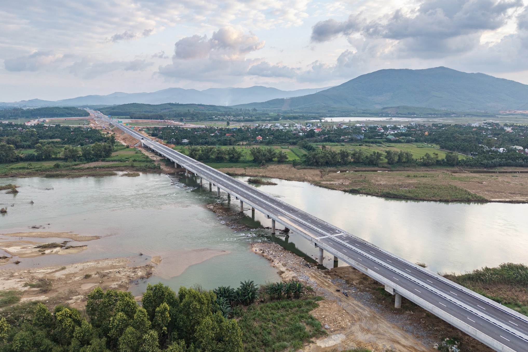 Cận cảnh 88km cao tốc qua Quảng Ng&atilde;i, Gia Lai sắp kh&aacute;nh th&agrave;nh- Ảnh 6.