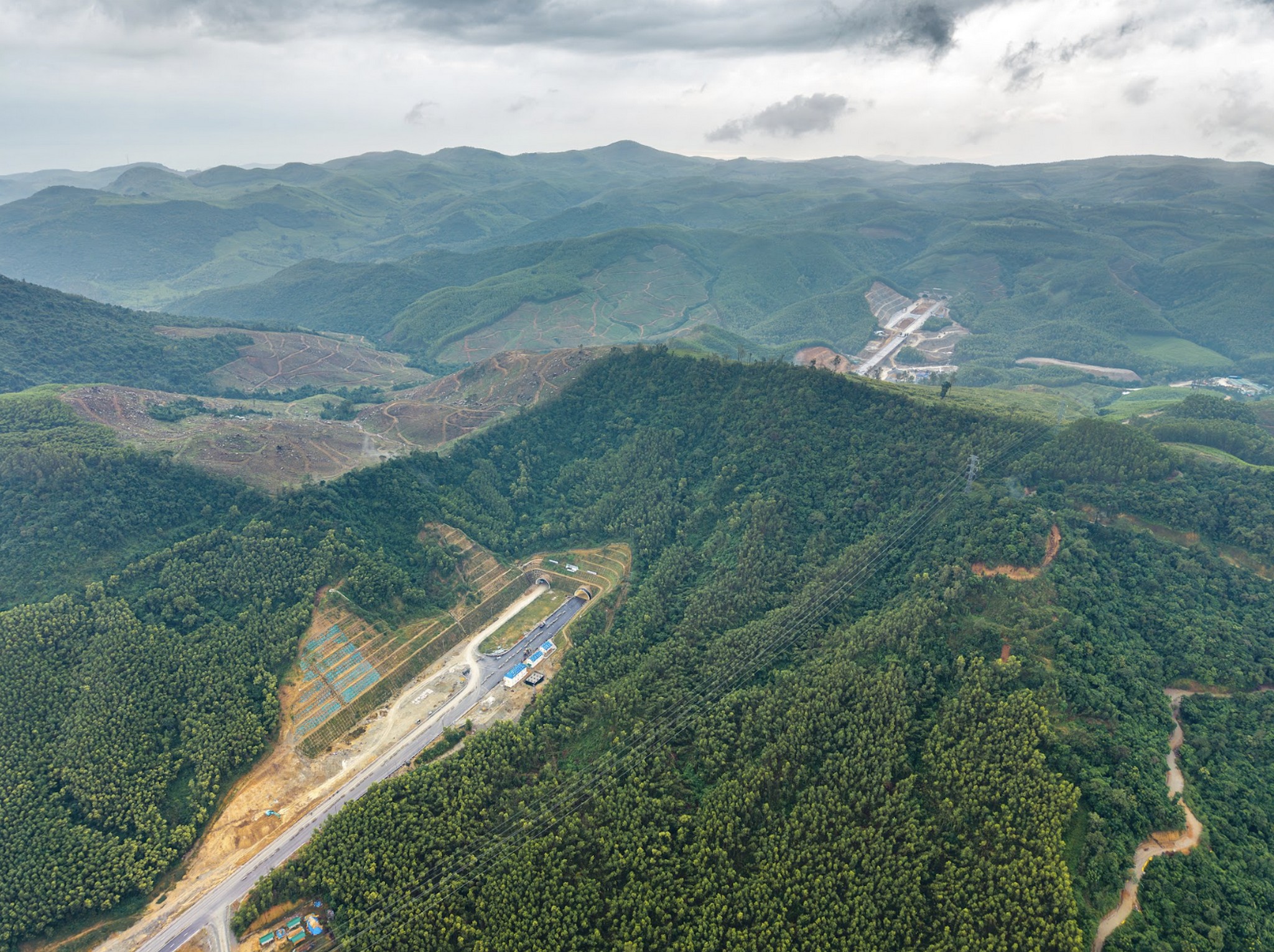 Cận cảnh 88km cao tốc qua Quảng Ng&atilde;i, Gia Lai sắp kh&aacute;nh th&agrave;nh- Ảnh 9.