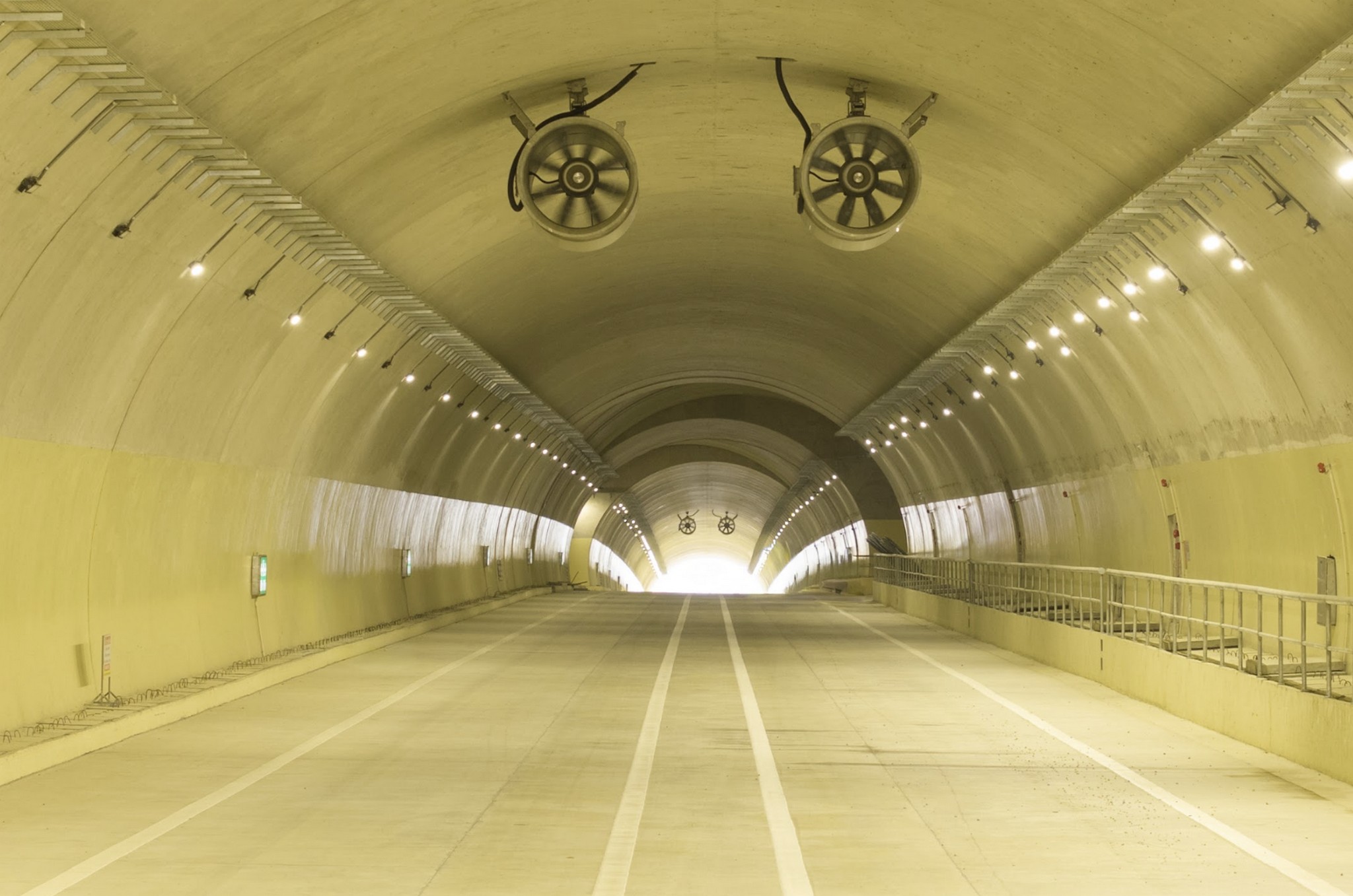 Cận cảnh 88km cao tốc qua Quảng Ng&atilde;i, Gia Lai sắp kh&aacute;nh th&agrave;nh- Ảnh 10.