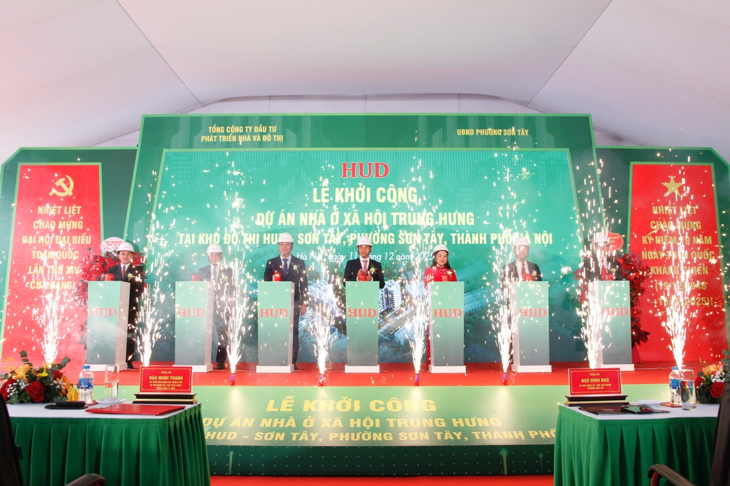 L&atilde;nh đạo Tổng c&ocirc;ng ty HUD v&agrave; ch&iacute;nh quyền địa phương bấm n&uacute;t khởi c&ocirc;ng dự &aacute;n NƠXH Trung Hưng.