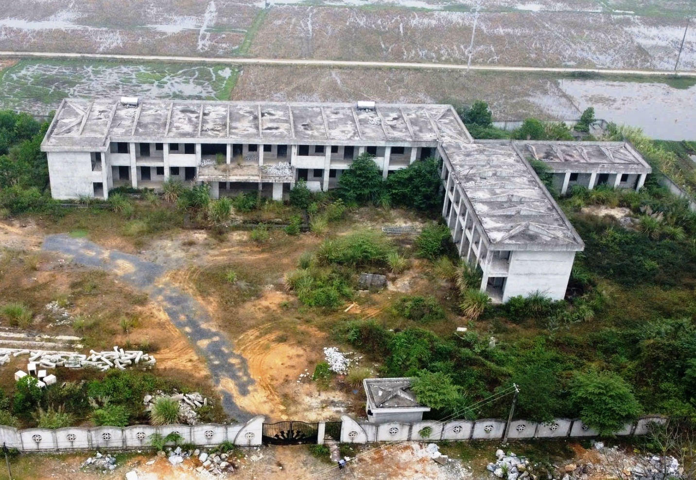 Thi công dang dở, hai công trình trường học ở Thanh Hóa khi nào tái khởi động?- Ảnh 1. Thi công dang dở, hai công trình trường học ở Thanh Hóa khi nào tái khởi động?- Ảnh 1.