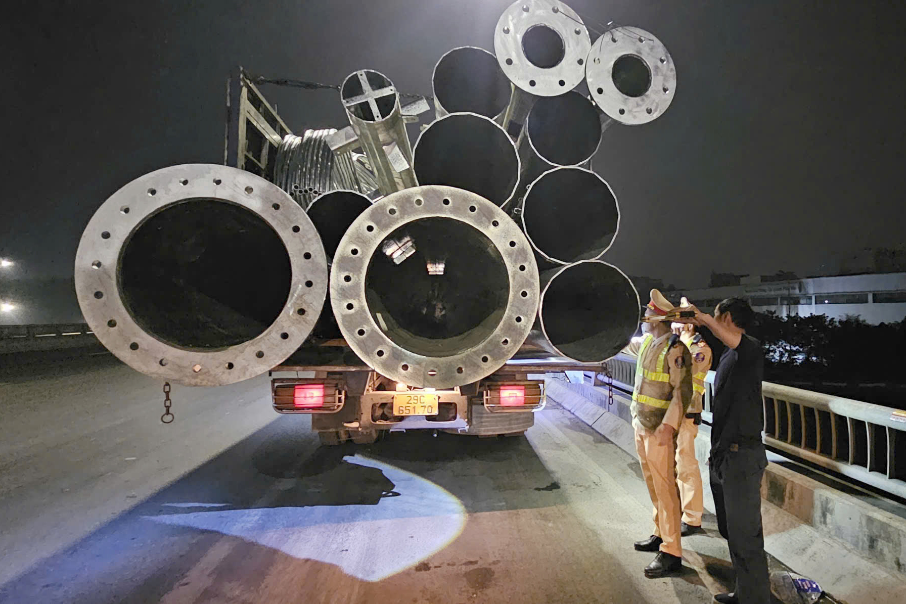 H&agrave; Nội: CSGT quyết liệt xử l&yacute; xe tải cơi nới, &ldquo;độ&rdquo; đ&egrave;n bất chấp quy định đăng kiểm- Ảnh 1.