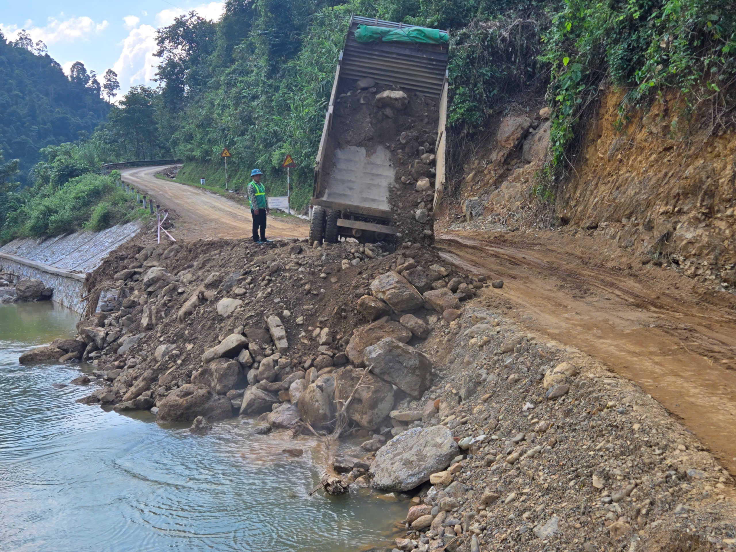 Th&aacute;i Nguy&ecirc;n tăng tốc khắc phục sạt lở giao th&ocirc;ng theo Th&ocirc;ng tư 40- Ảnh 7.