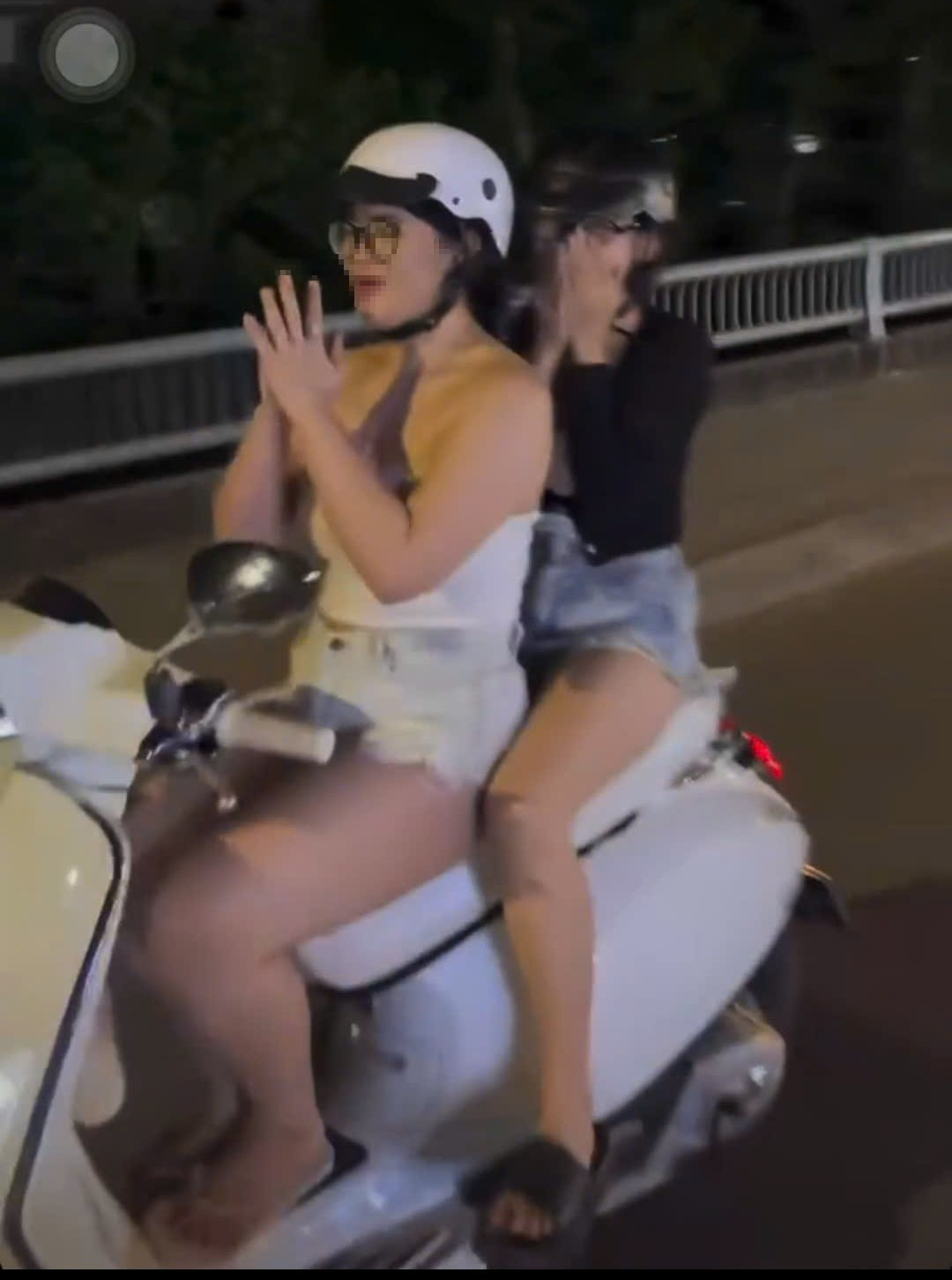 C&ocirc;ng an x&aacute;c minh vụ việc c&ocirc; g&aacute;i điều khiển xe m&aacute;y bu&ocirc;ng hai tay v&aacute;i lạy người kh&aacute;c- Ảnh 1.