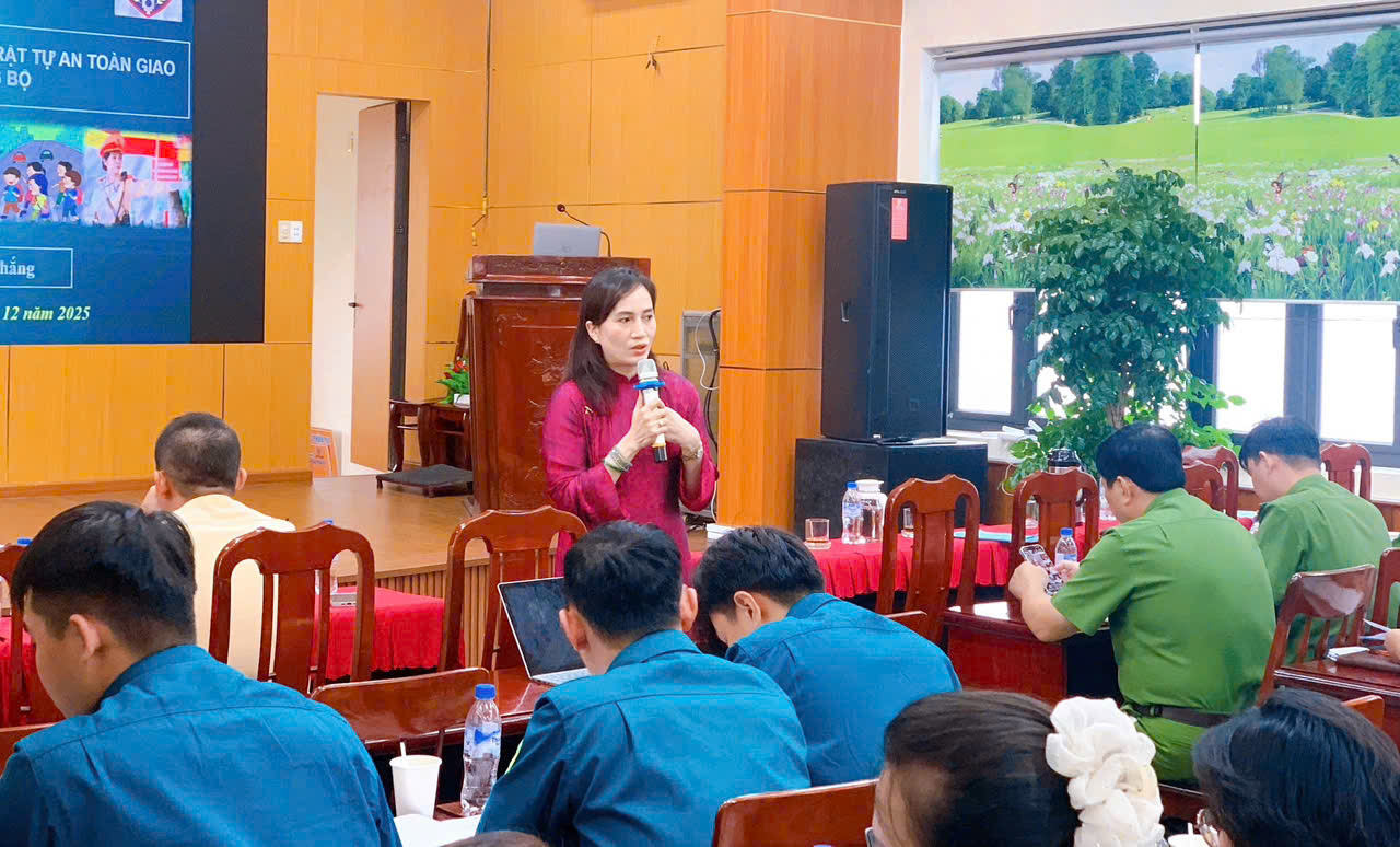 Quảng Ng&atilde;i: Phổ biến ph&aacute;p luật về ATGT đường thủy nội địa đến người d&acirc;n v&agrave; doanh nghiệp- Ảnh 3.