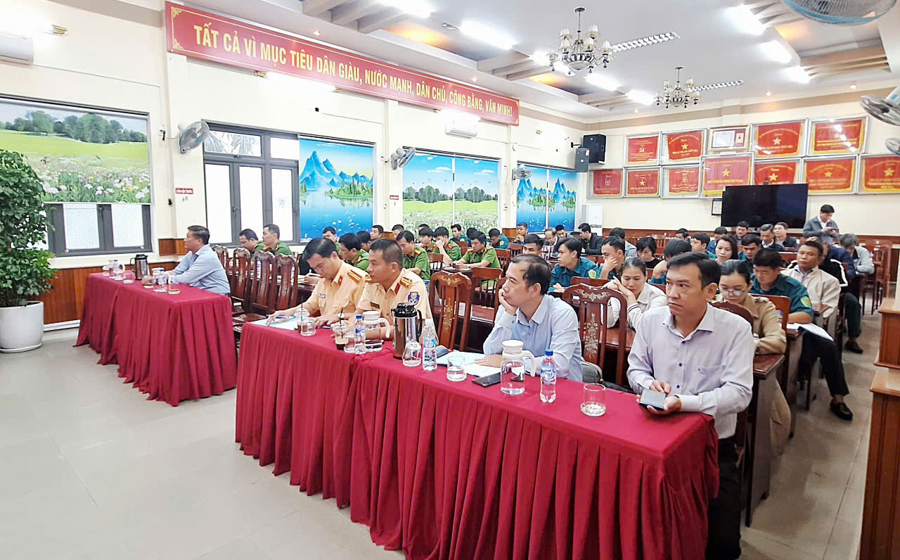 Quảng Ng&atilde;i: Phổ biến ph&aacute;p luật về ATGT đường thủy nội địa đến người d&acirc;n v&agrave; doanh nghiệp- Ảnh 2.