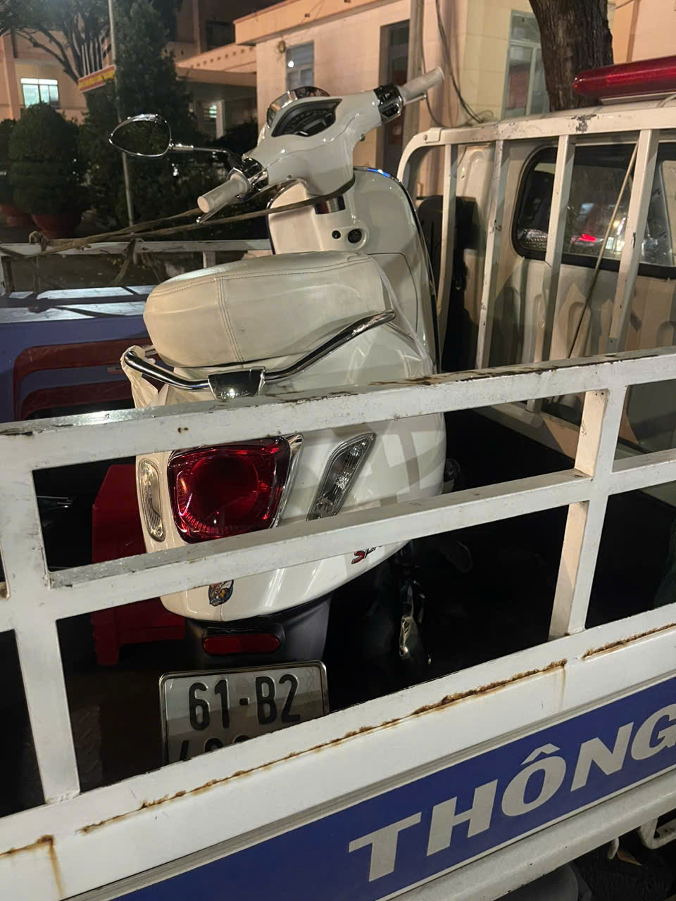 Tịch thu phương tiện, tước giấy ph&eacute;p l&aacute;i xe của c&ocirc; g&aacute;i bu&ocirc;ng hai tay khi điều khiển xe m&aacute;y- Ảnh 2.