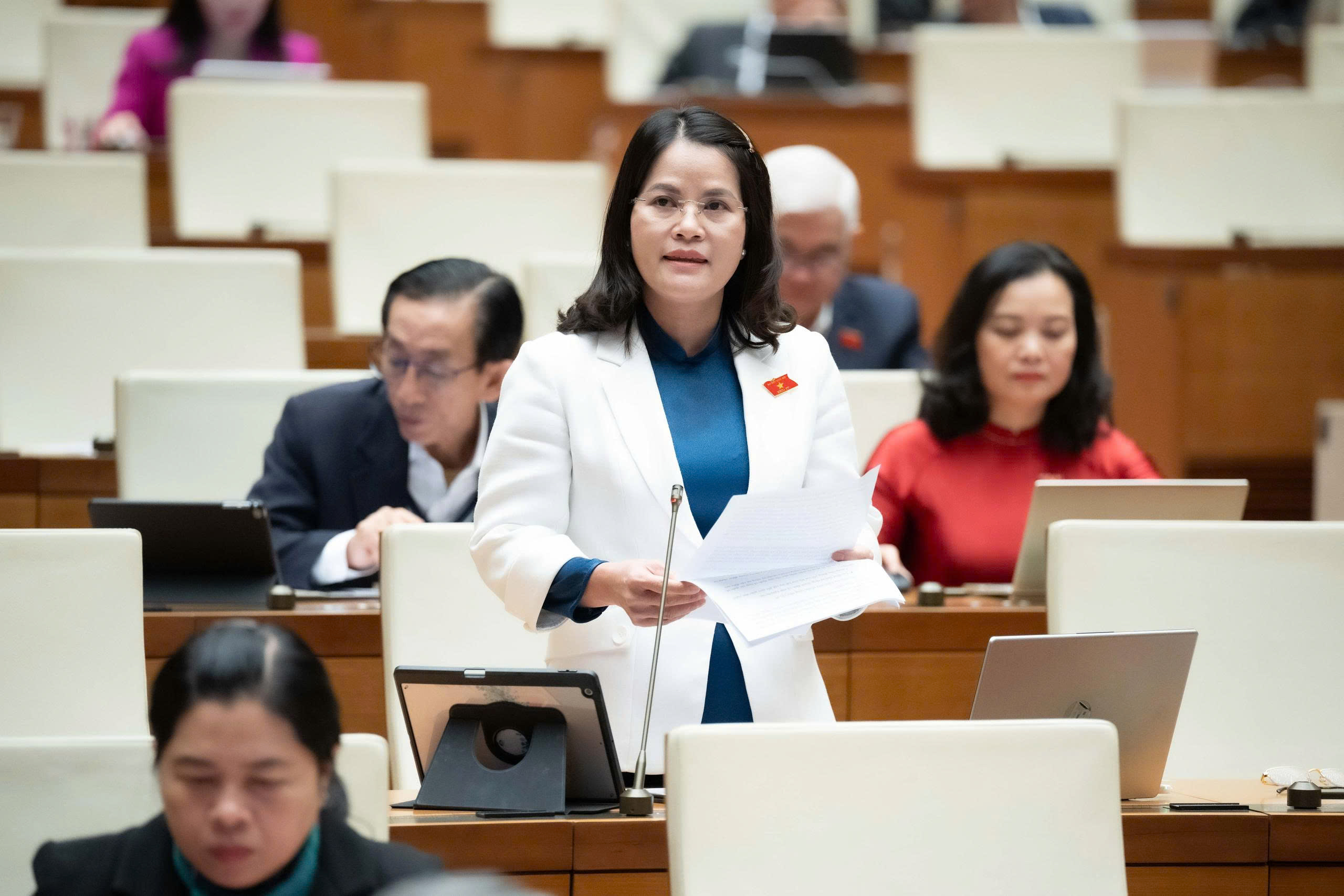 Những buổi tối kh&ocirc;ng nghỉ, chuyến xe vừa đi vừa l&agrave;m g&oacute;p phần tạo n&ecirc;n kỷ lục kỳ họp thứ 10- Ảnh 3.