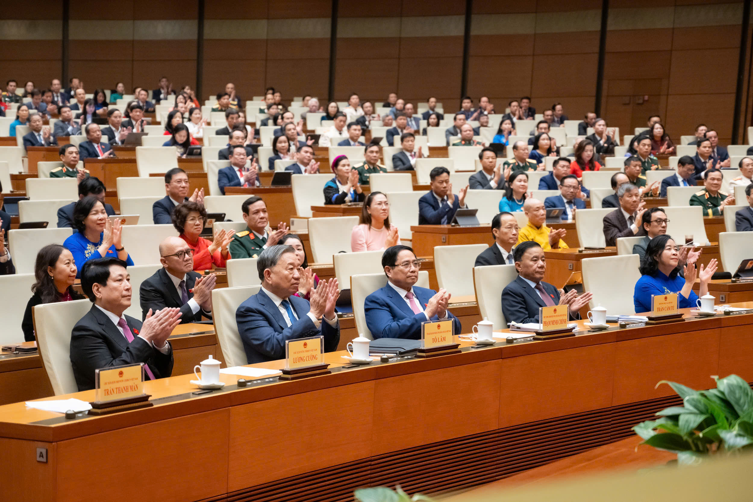 Những buổi tối kh&ocirc;ng nghỉ, chuyến xe vừa đi vừa l&agrave;m g&oacute;p phần tạo n&ecirc;n kỷ lục kỳ họp thứ 10- Ảnh 1.