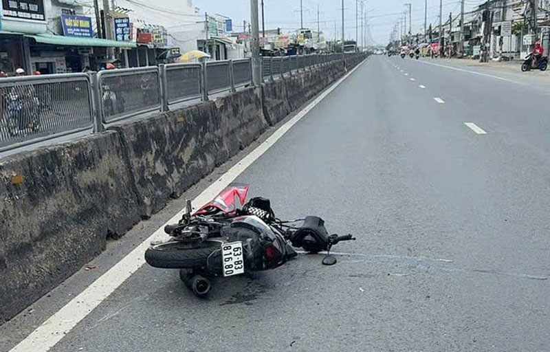 Chiếc xe m&aacute;y tại hiện trường vụ tai nạn.