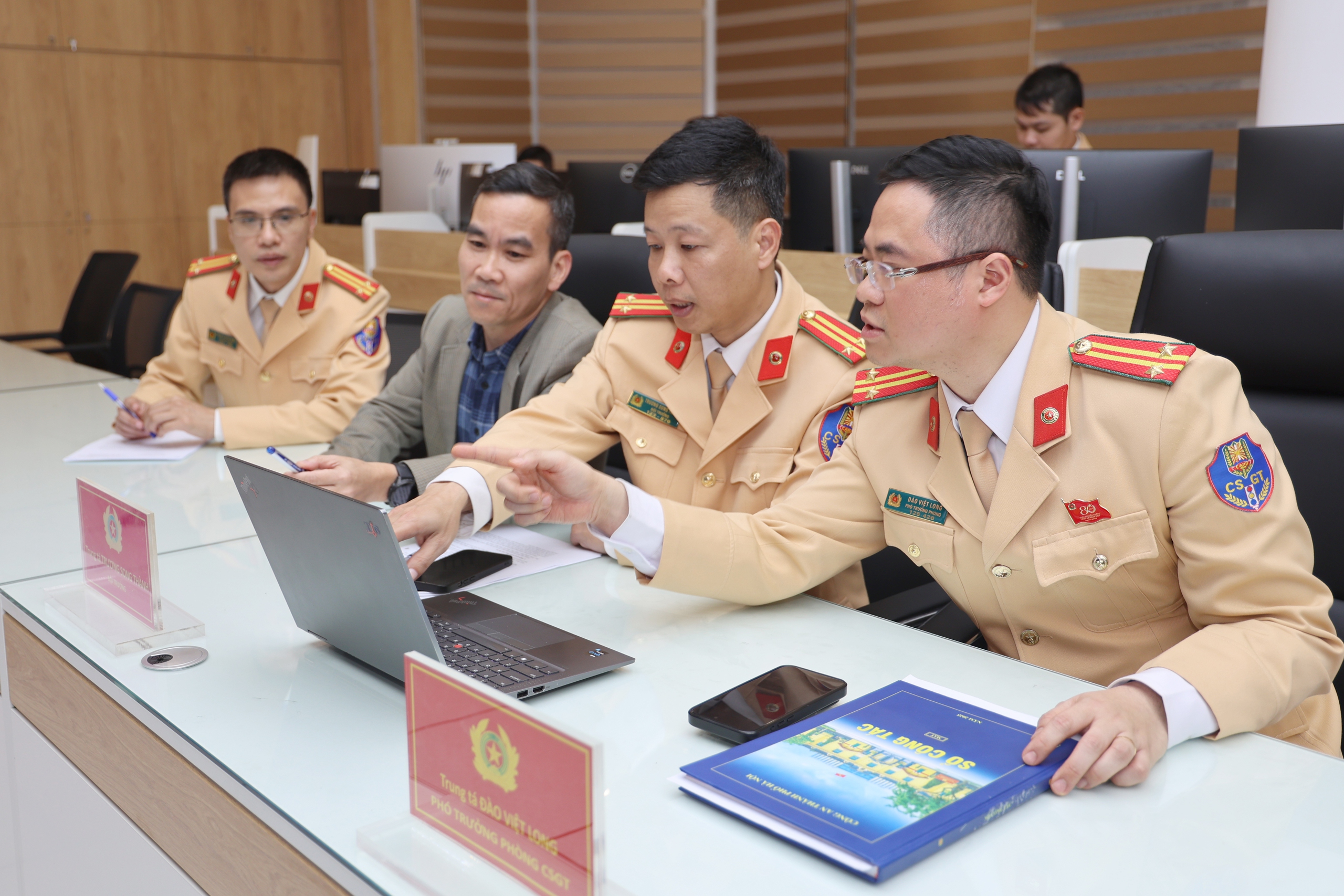 Bên trong trung tâm đầu não điều khiển hơn 1.830 camera AI ở Hà Nội- Ảnh 13. Bên trong trung tâm đầu não điều khiển hơn 1.830 camera AI ở Hà Nội- Ảnh 13.