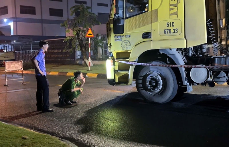 Lực lượng chức năng kh&aacute;m nghiệm hiện trường vụ tai nạn.