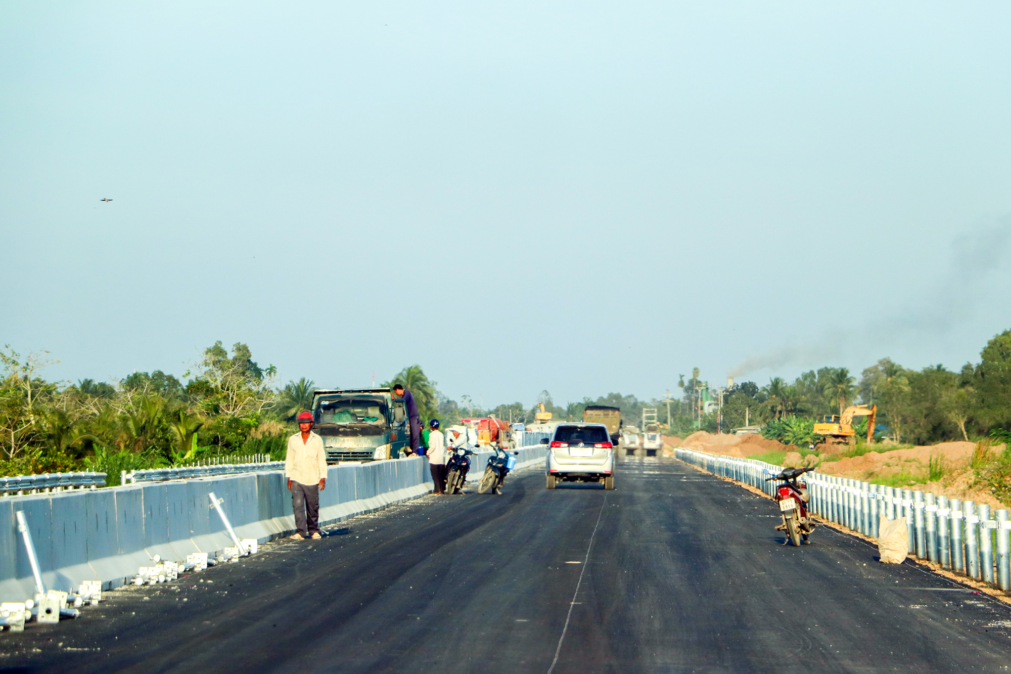 Ấm l&ograve;ng c&ocirc;ng nh&acirc;n tr&ecirc;n c&ocirc;ng trường cao tốc Cần Thơ - C&agrave; Mau những ng&agrave;y đ&ecirc;m nước r&uacute;t- Ảnh 11.