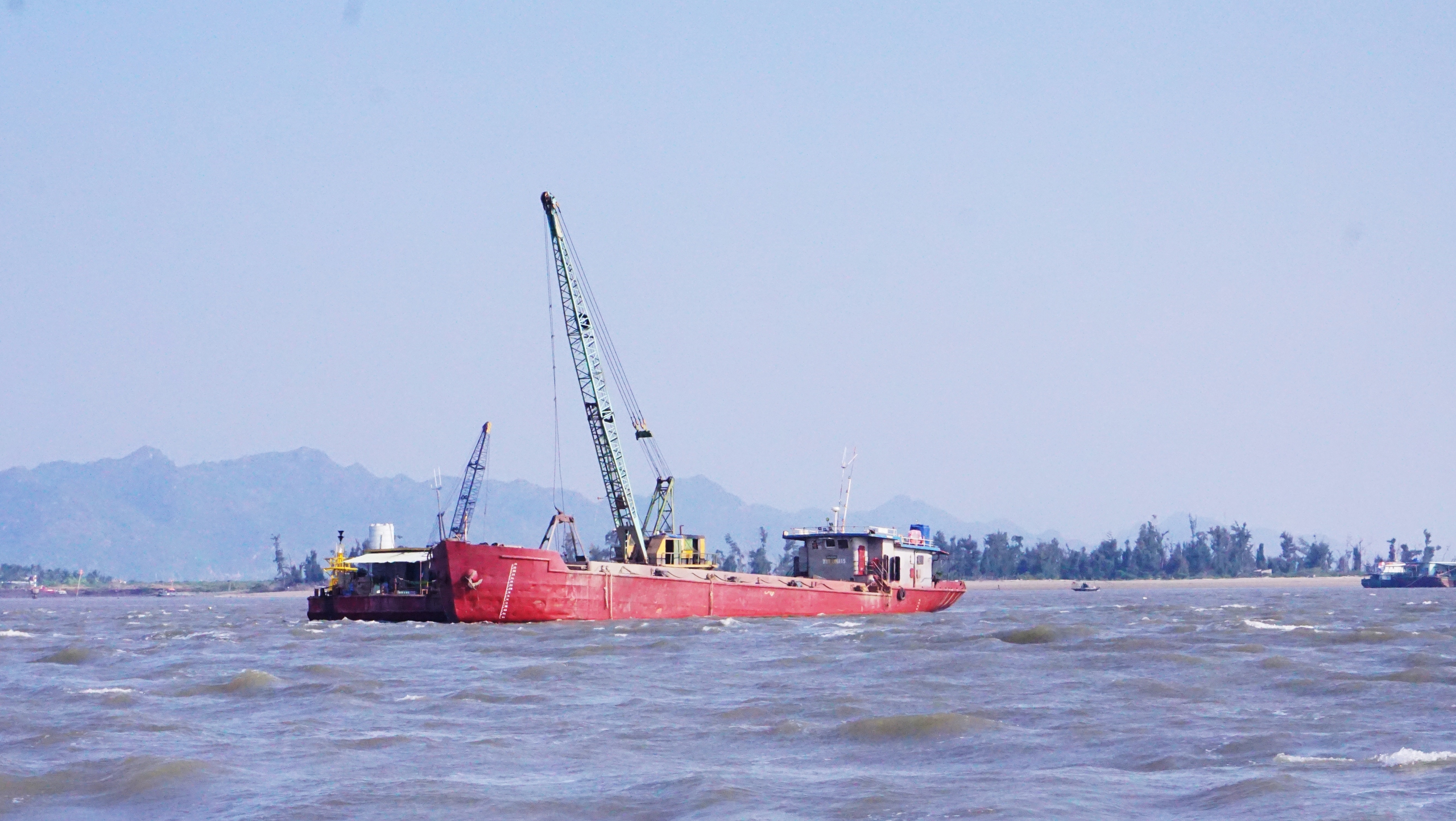 Gấp r&uacute;t nạo v&eacute;t luồng Lạch Huyện, đảm bảo độ s&acirc;u cho t&agrave;u lớn v&agrave;o cảng- Ảnh 1.