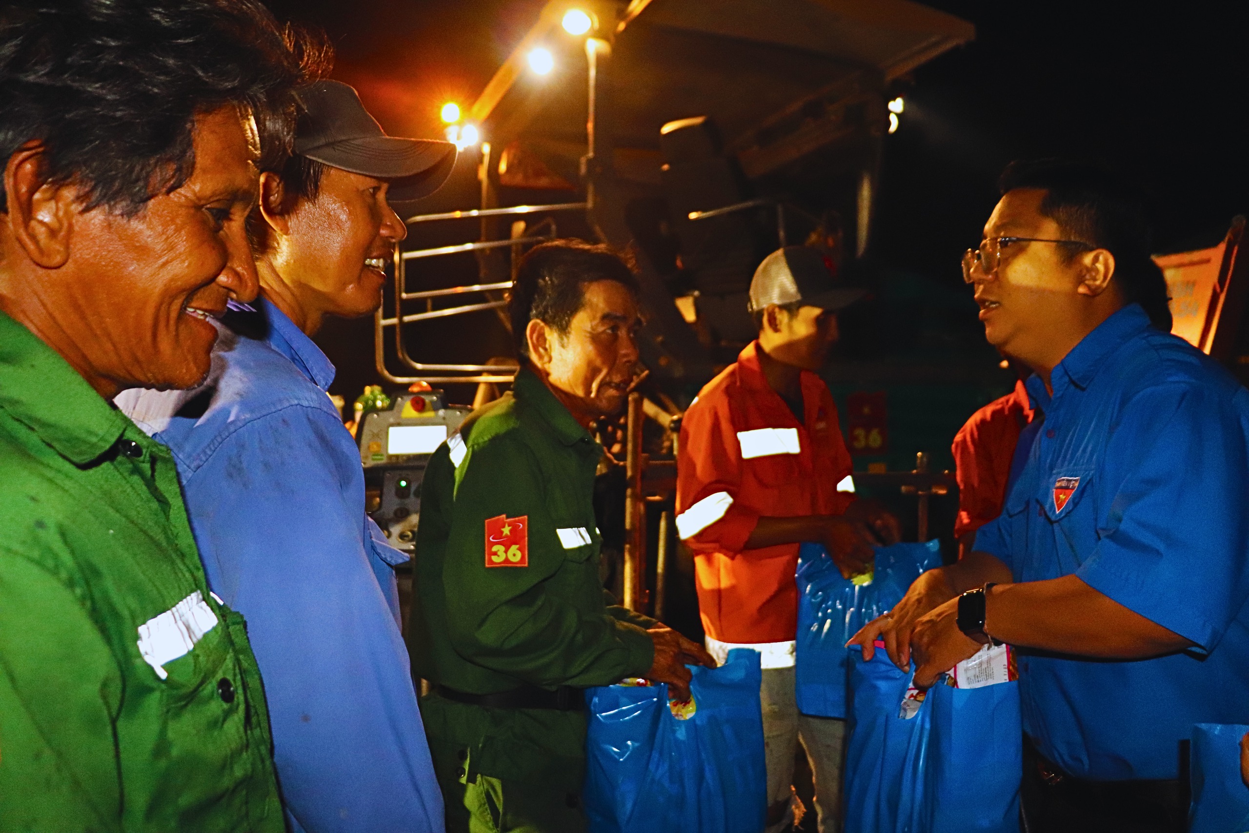 Ấm l&ograve;ng c&ocirc;ng nh&acirc;n tr&ecirc;n c&ocirc;ng trường cao tốc Cần Thơ - C&agrave; Mau những ng&agrave;y đ&ecirc;m nước r&uacute;t- Ảnh 4.