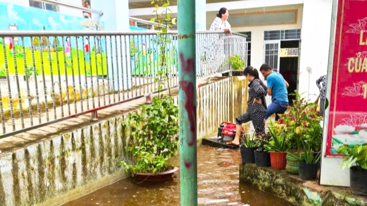 Học sinh trường mầm non ở C&agrave; Mau khổ sở v&igrave; ngập- Ảnh 3.