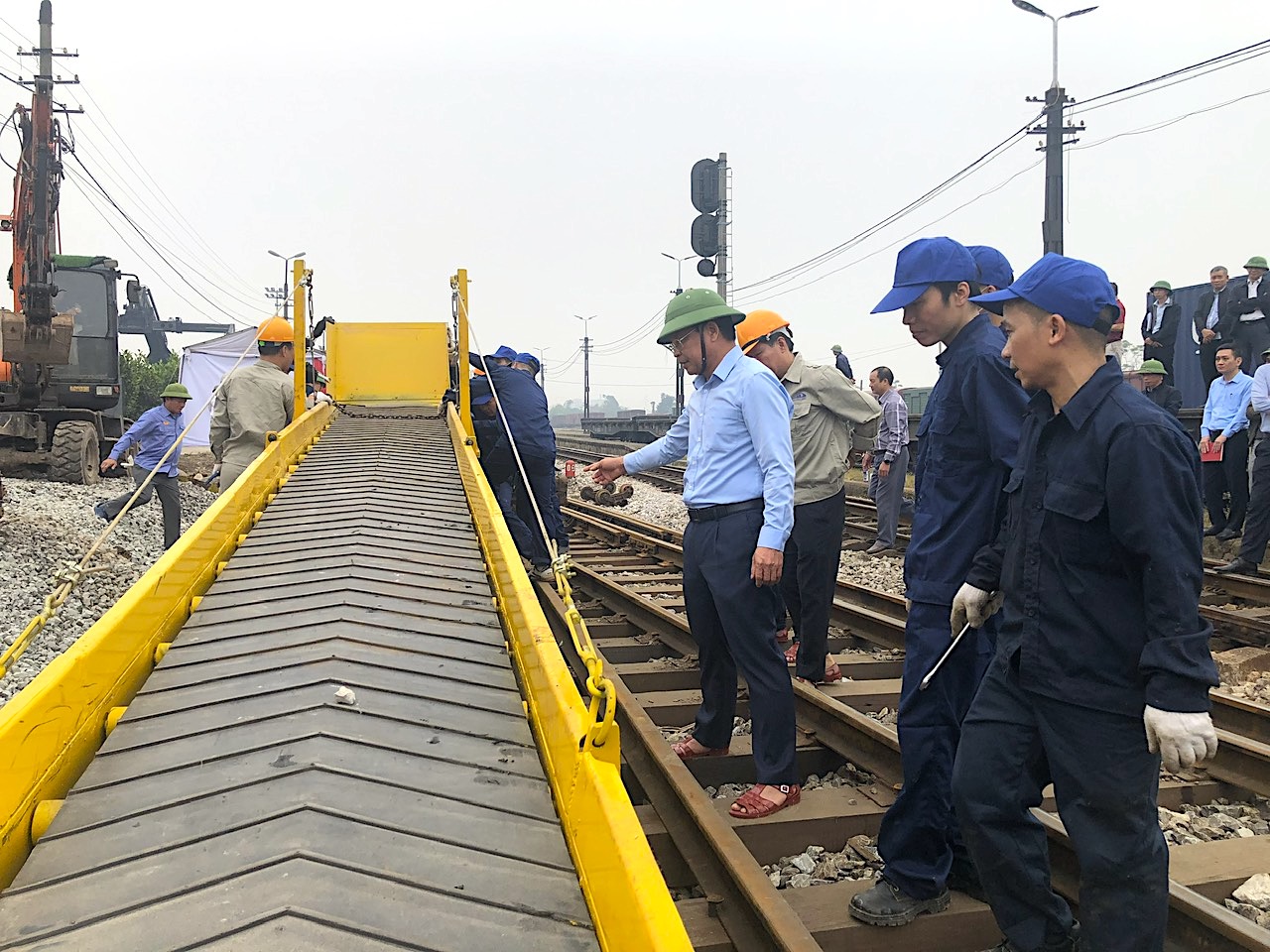 Đường sắt Việt Nam lần đầu diễn tập ứng cứu sụt đường bằng băng tải đ&aacute;- Ảnh 2.
