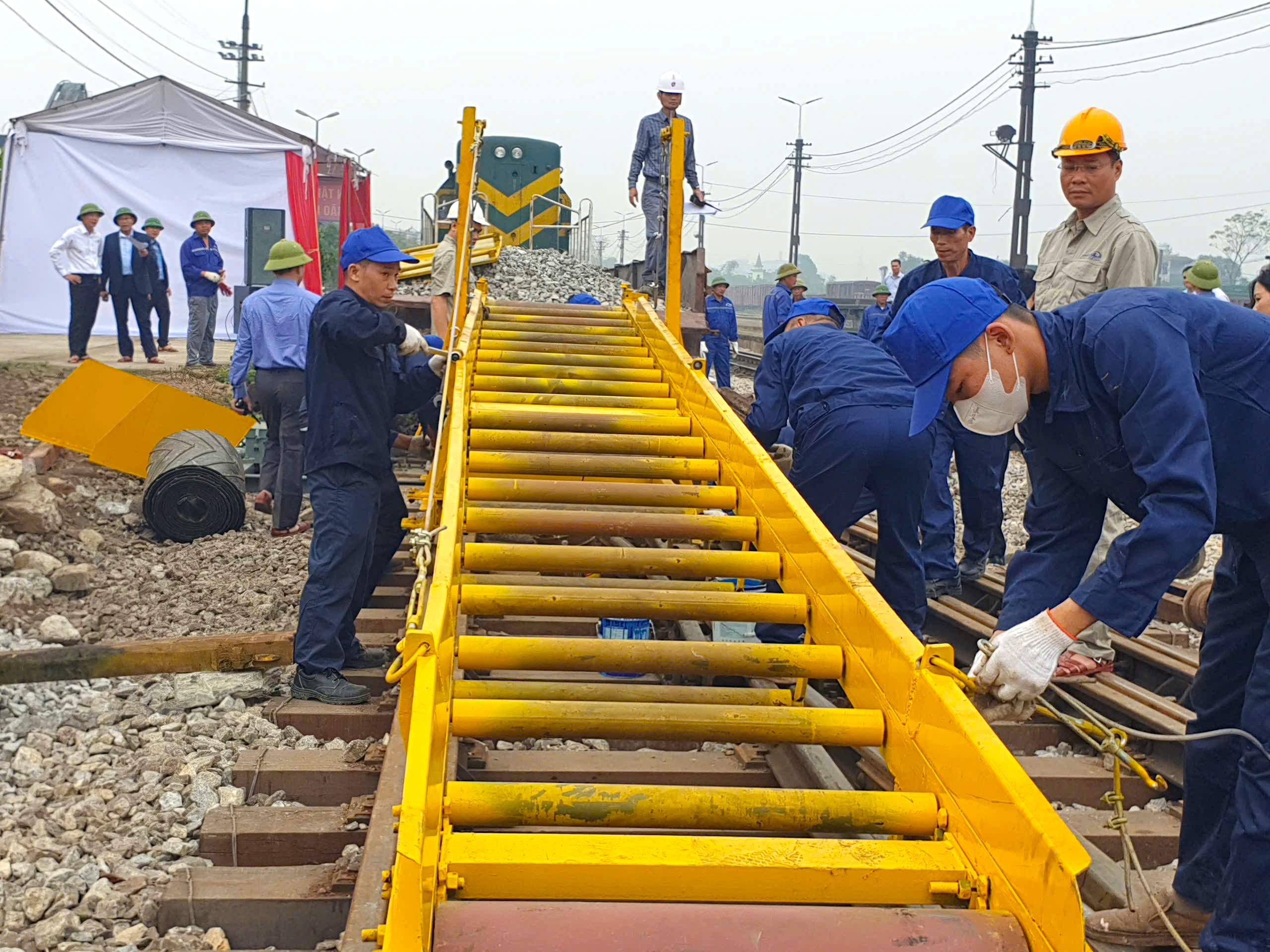Đường sắt Việt Nam lần đầu diễn tập ứng cứu sụt đường bằng băng tải đ&aacute;- Ảnh 1.