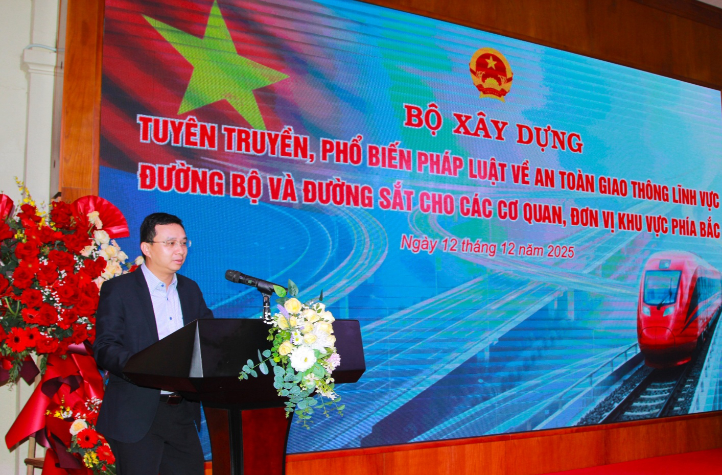 N&acirc;ng cao c&ocirc;ng t&aacute;c đảm bảo trật tự an to&agrave;n giao th&ocirc;ng đường bộ v&agrave; đường sắt- Ảnh 1.