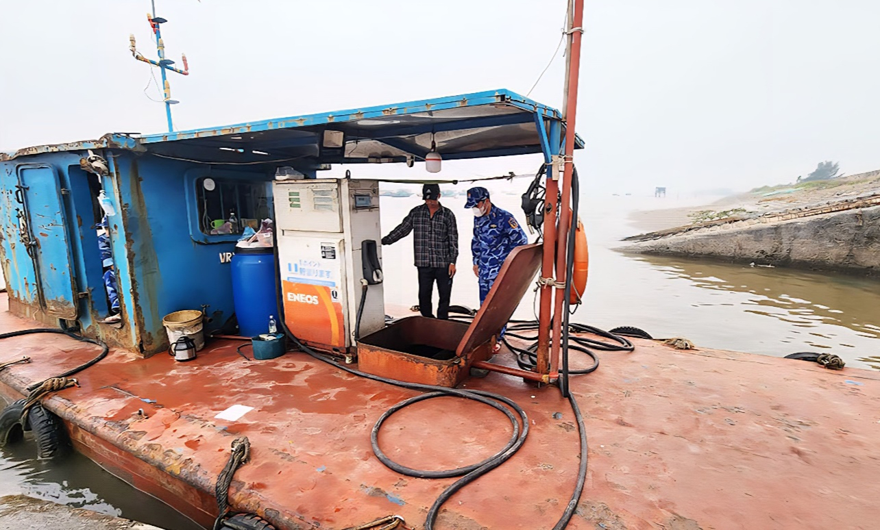 Tạm giữ t&agrave;u chở 12.000 l&iacute;t dầu kh&ocirc;ng r&otilde; nguồn gốc tại v&ugrave;ng biển Hưng Y&ecirc;n v&agrave; Ninh B&igrave;nh- Ảnh 1.